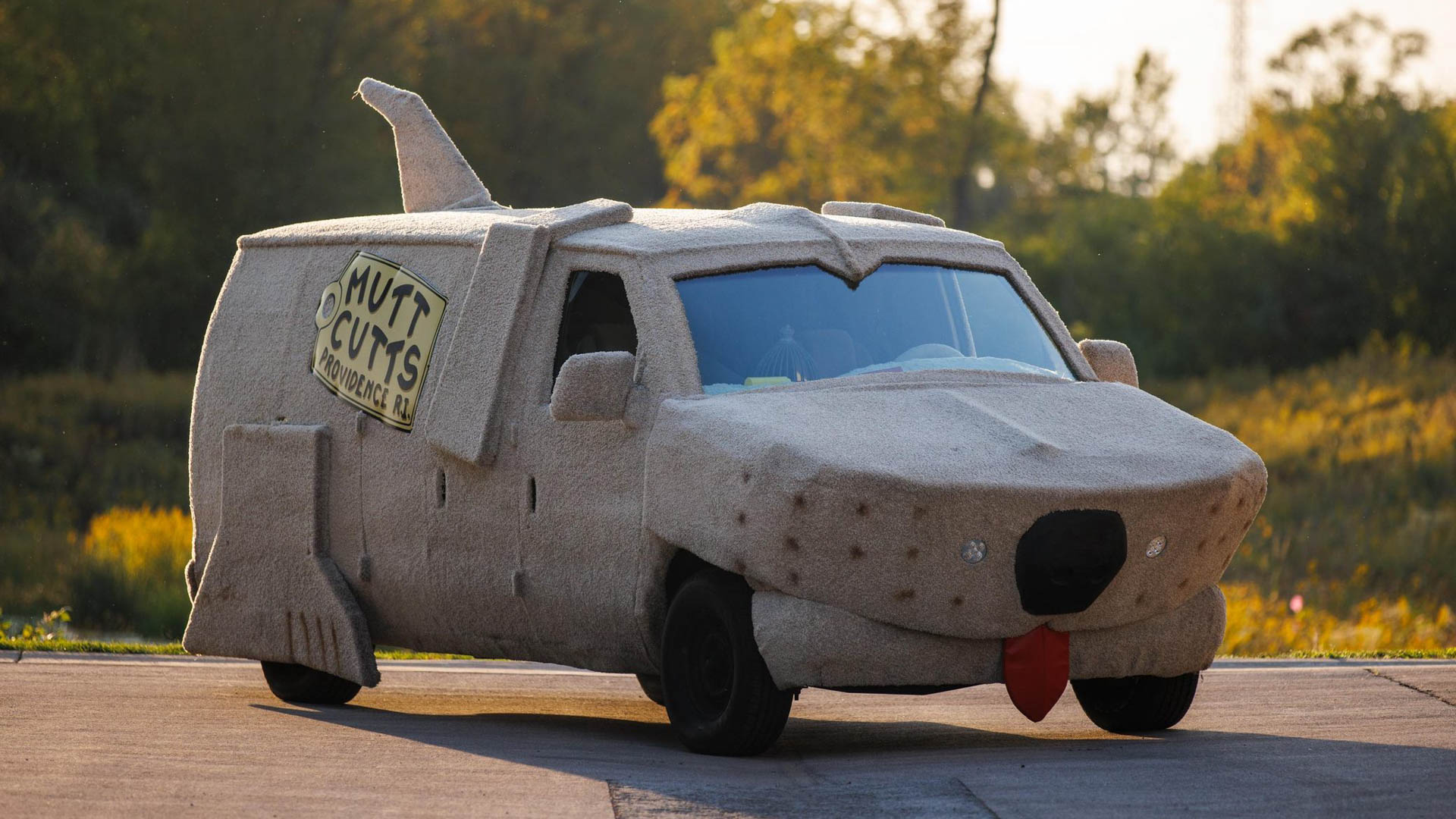 ‘Dumb & Dumber’ Dog Van for Sale Is a Replica But It’d Still Be a Fun Daily