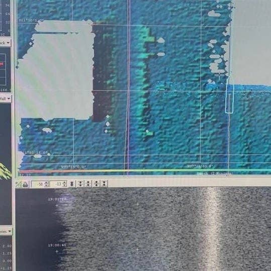 Sonarové snímky ukazují ponorku, která si hraje na dně moře