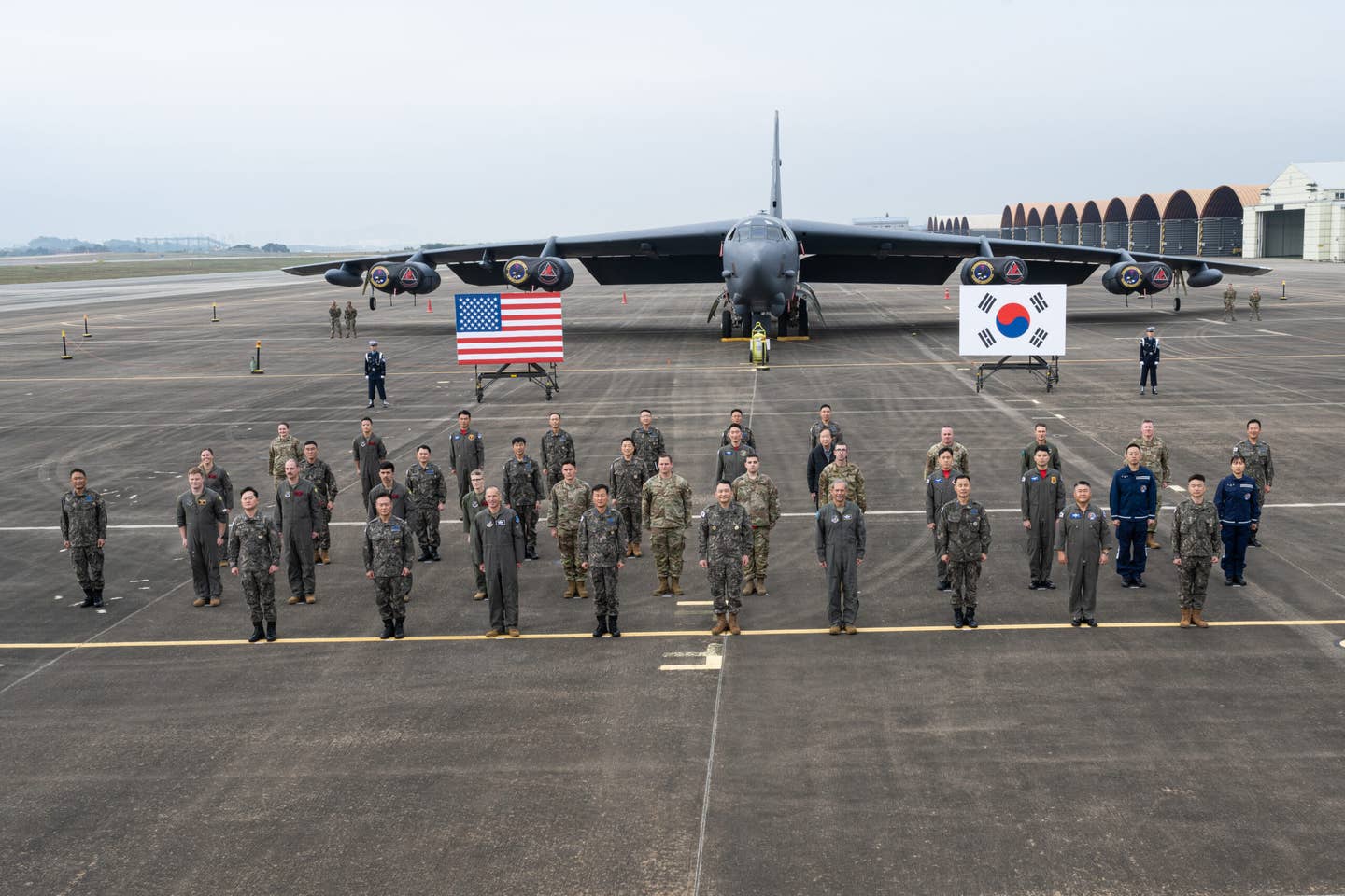 Příslušníci vojenského letectva USA a vzdušných sil Korejské republiky pózují na společné fotografii před B-52H Stratofortress z 96. bombardovací perutě na letecké základně Barksdale v Louisianě v Korejské republice, 19. října 2023. Americký B-52 byl nasazen na Korejský poloostrov, aby se zúčastnil mezinárodní výstavy letectví a obrany v Soulu v roce 2023, která je naplánována na 17. až 22. října na oslavu Korejské republiky a 70. výročí americké aliance.  Podpora leteckých dnů a dalších regionálních akcí umožňuje USA demonstrovat svůj závazek ke stabilitě a bezpečnosti indicko-pacifického regionu, podporovat standardizaci a interoperabilitu vybavení a předvádět schopnosti rozhodující pro úspěch vojenských operací.  (foto amerického letectva od letce 1. třídy Nicole Ledbetter)