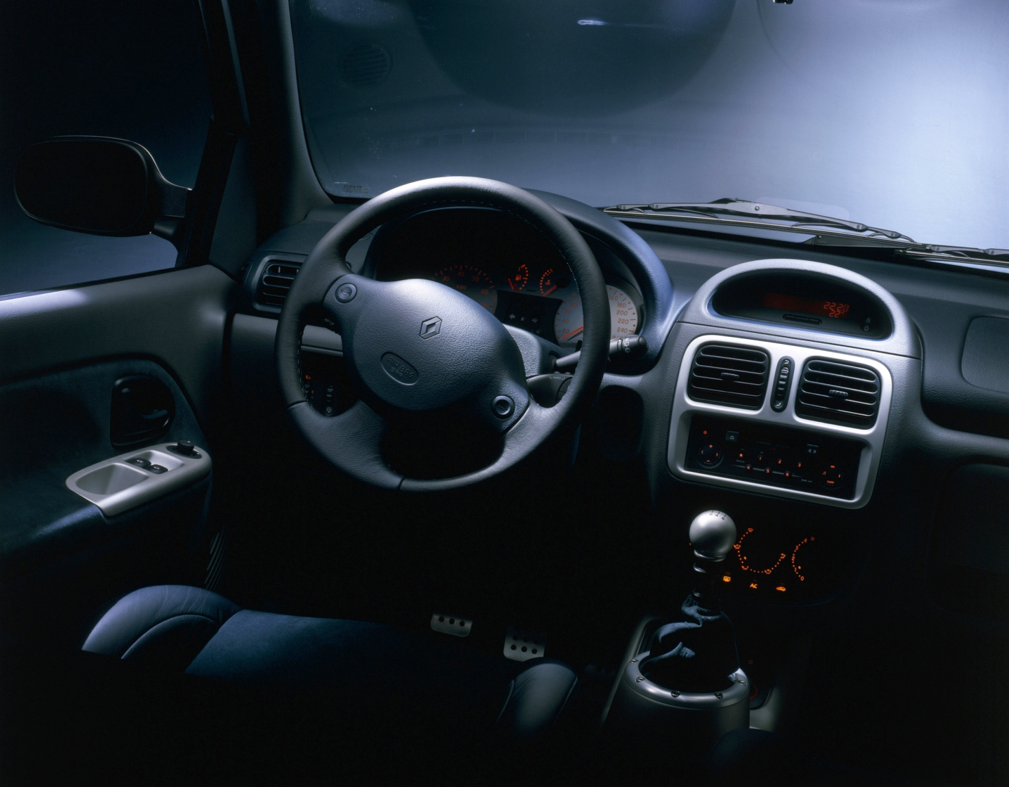 Interior press image of Renault Clio V6.