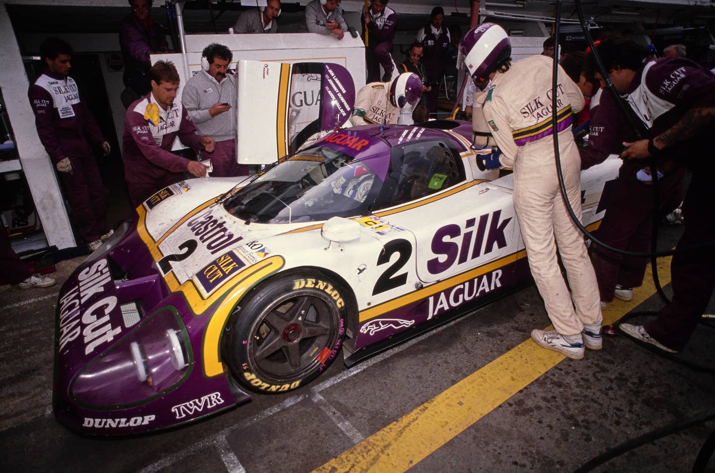 Silk Cut Jaguar XJR-9 v boxech na 24 hodin Le Mans v roce 1988.
