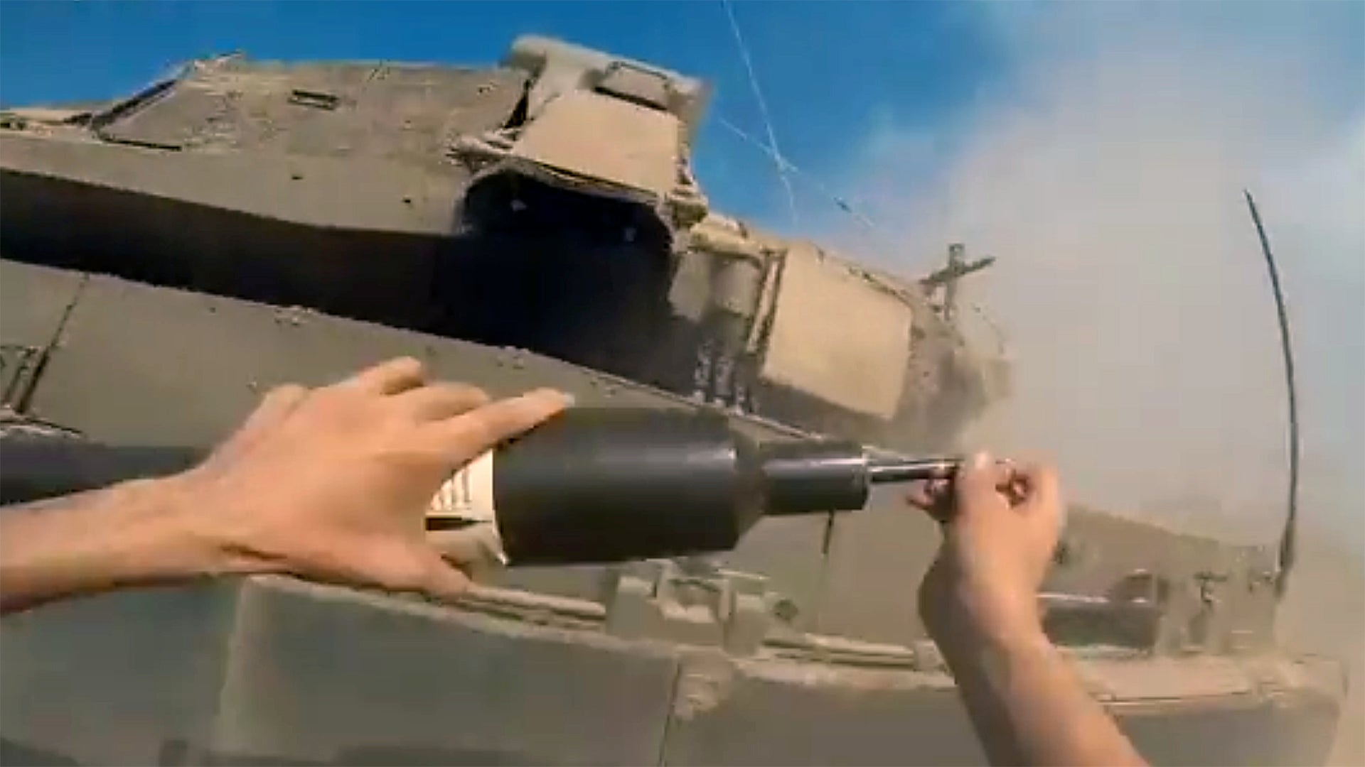 Hamas-strijder getoond terwijl hij een bom plaatst op de Israëlische Merkava-tank