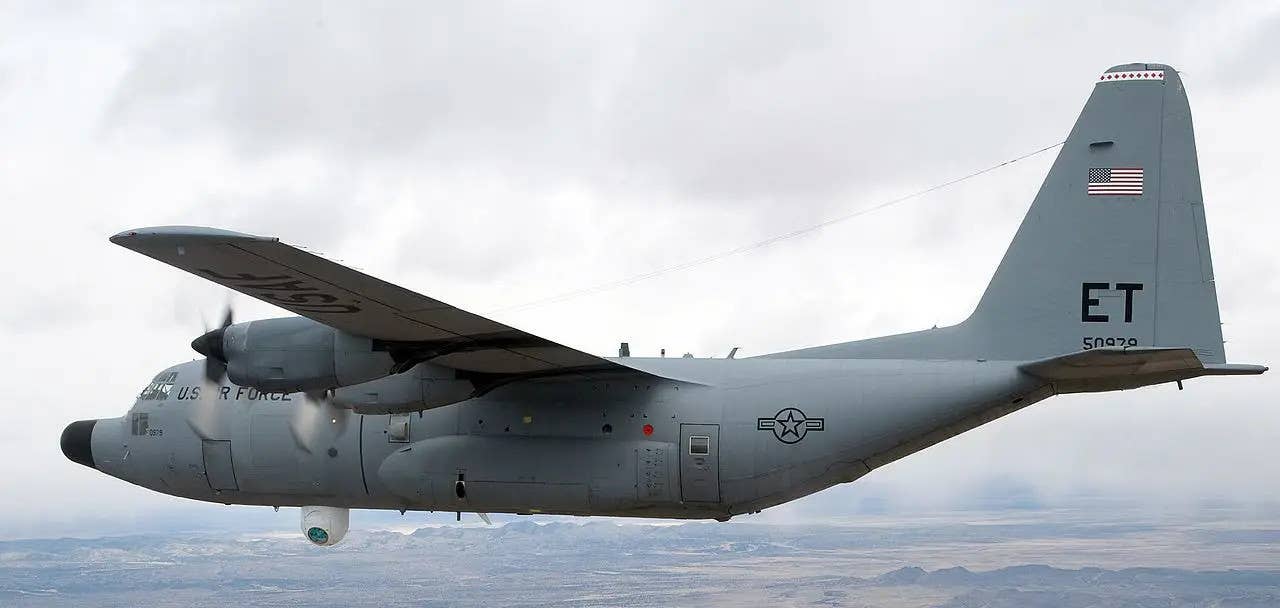 C-130 testbed-flyet som ble brukt under ATL-testene. Legg merke til den store stråleprojektor-tårnet under den fremre flykroppen. < em > USAF < / em >