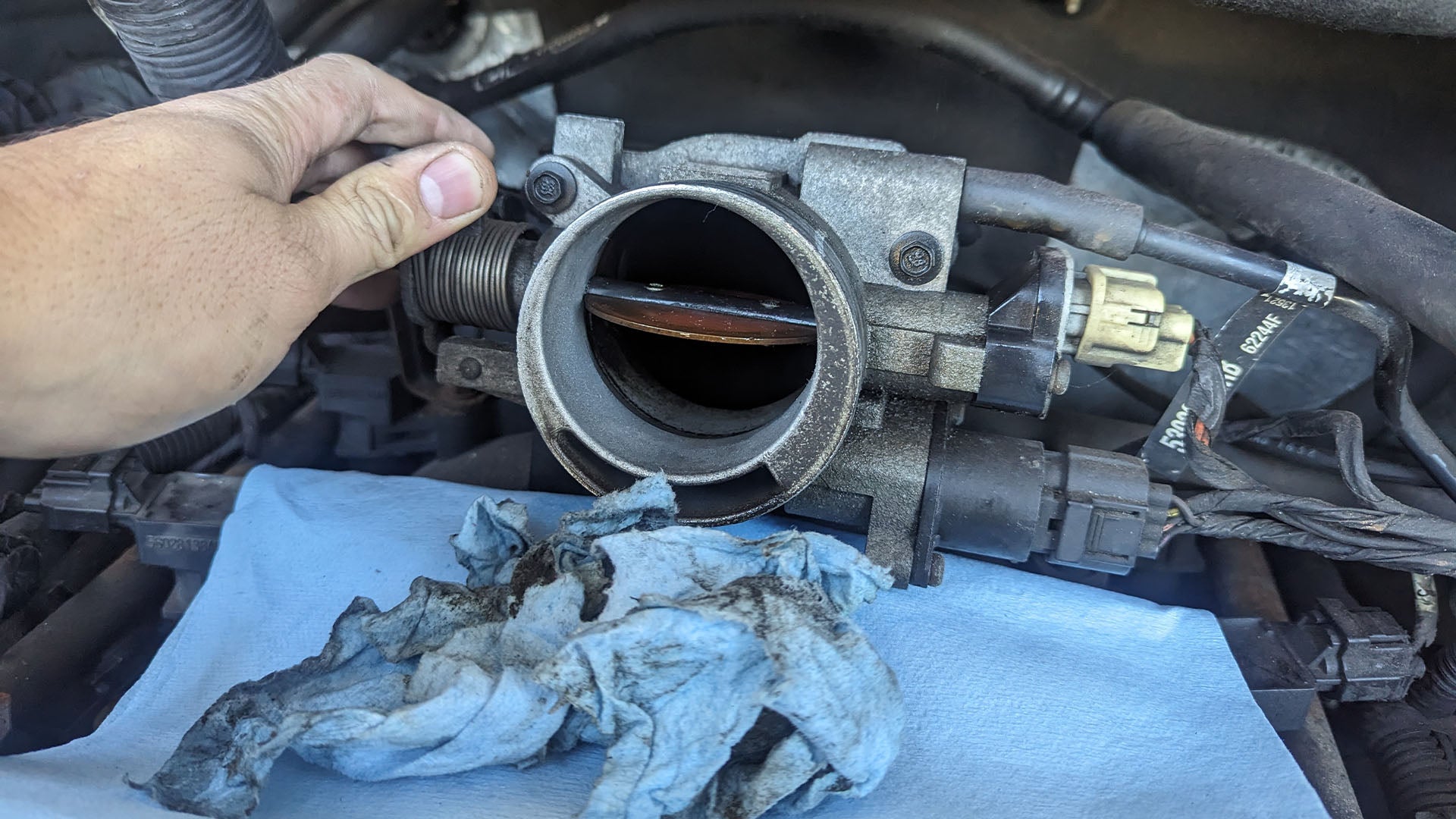 Opening a throttle body by hand