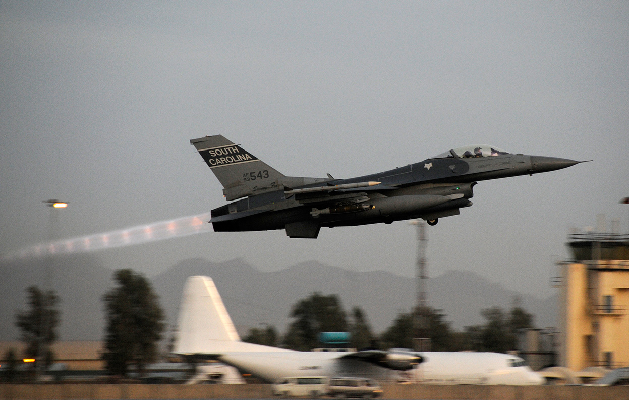 F-16 in full afterburner, a string of shock diamonds emanating from its F100 turbofan. <em>Tech. Sgt. Caycee Cook</em>/<em>USAF</em>