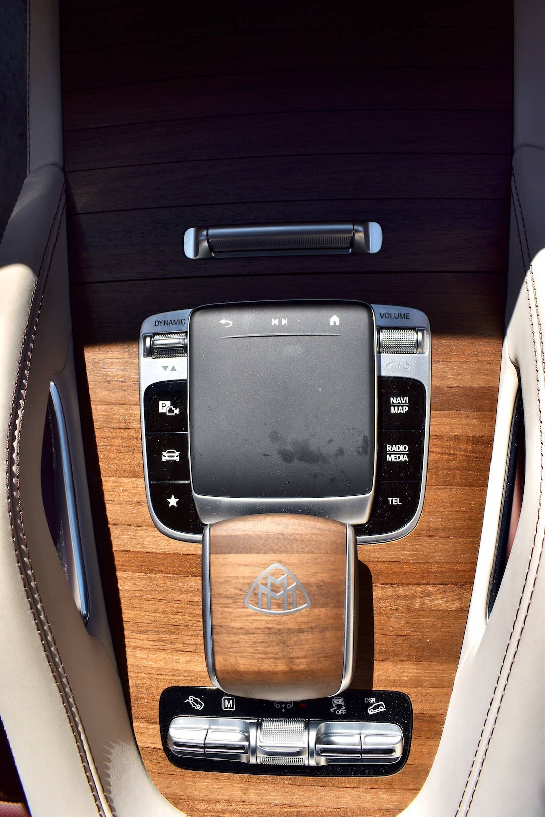 2024 Mercedes-Maybach GLS 600 center console
