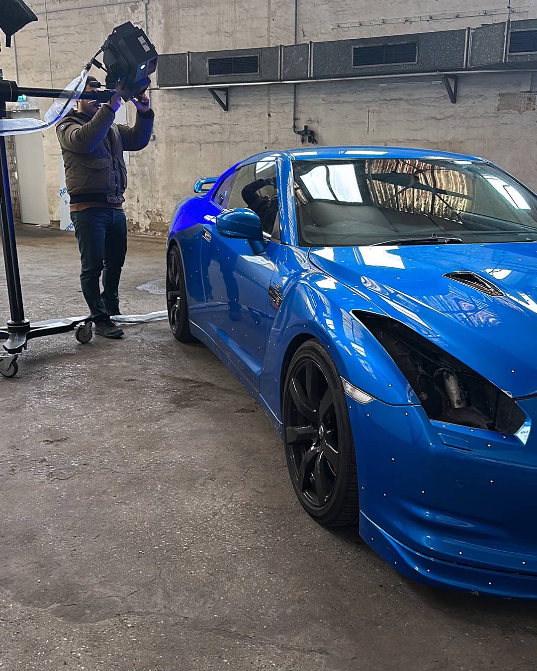 3D-scanning the R35's body to adapt the concept model. 