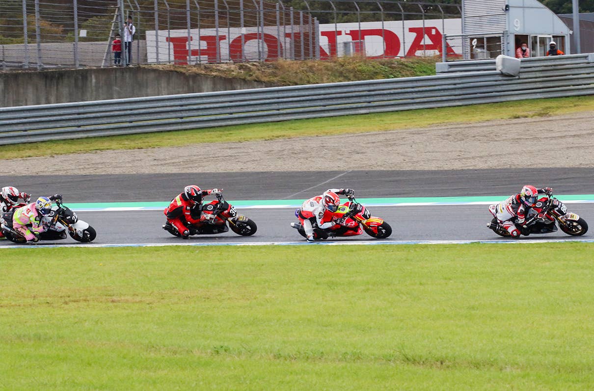 Honda Grom miniature motorcycles in the middle of a race.