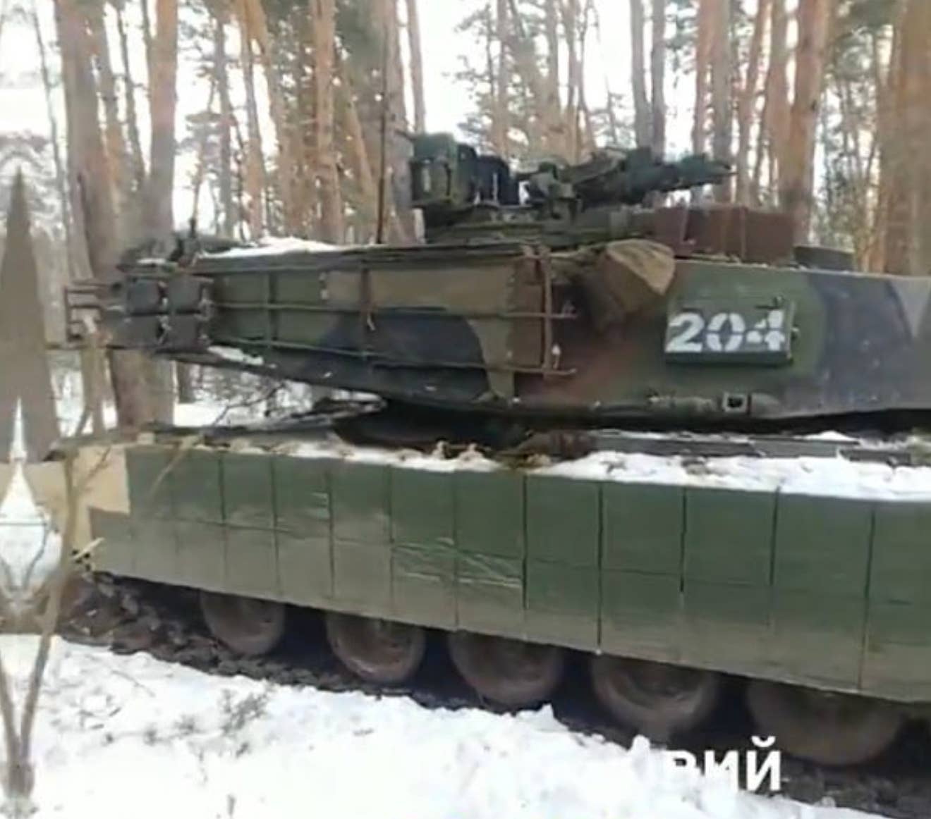 دبابات أبرامز M1A1 التي تبرعت بها الولايات المتحدة لصالح اوكرانيا معززة بدروع متقدمة في ساحة المعركة Screenshot-2024-01-15-at-4.13.04-PM