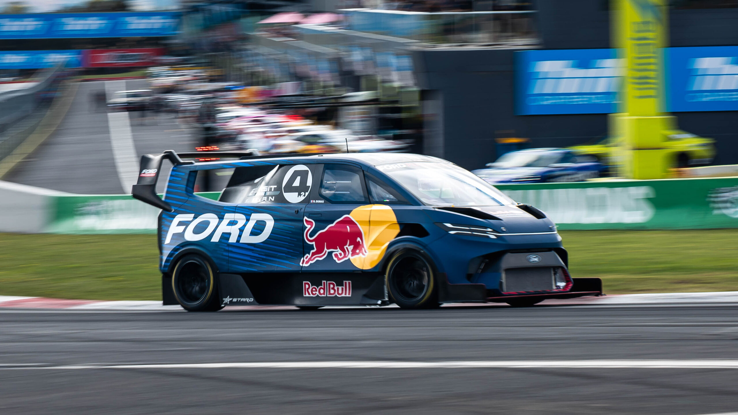 The Ford SuperVan has surpassed the speed record previously held by the Mercedes-AMG GT3.