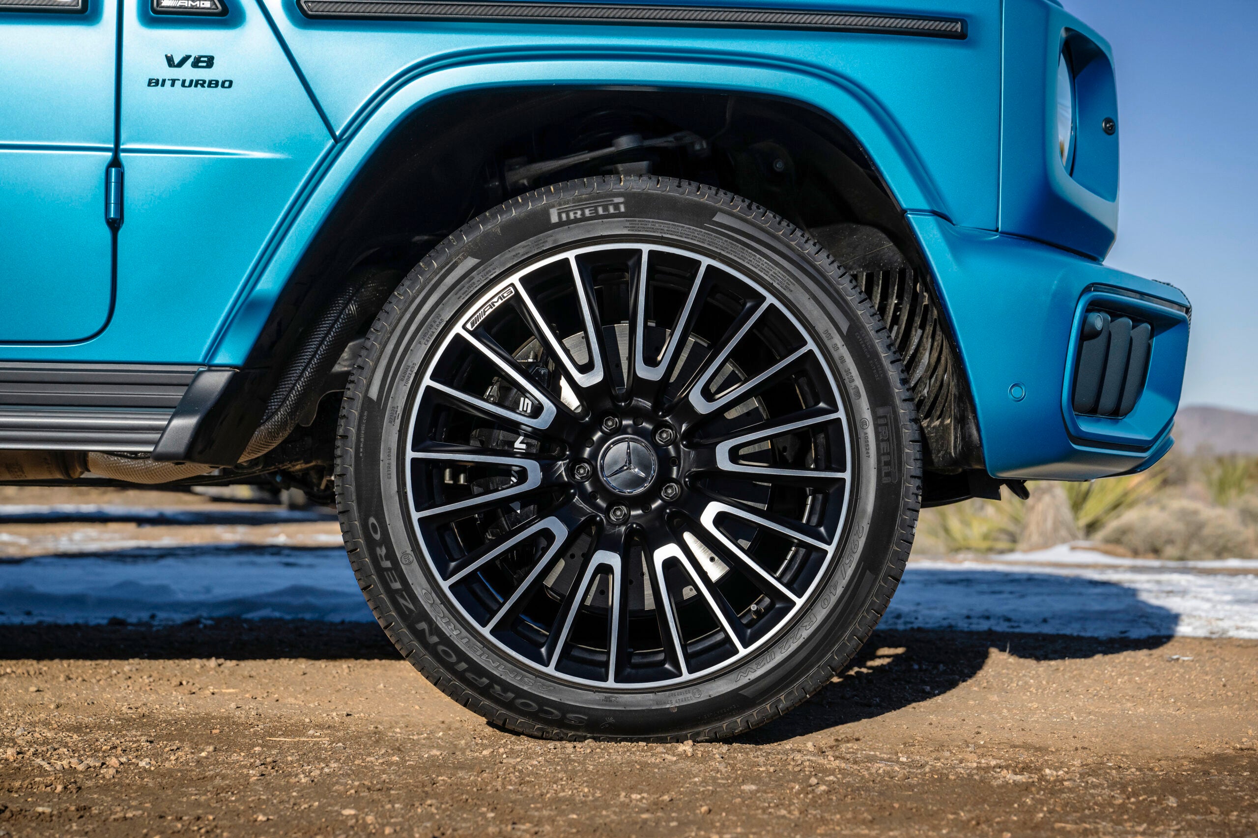 Mercedes-AMG G63, Exterieur: MANUFAKTUR hyperblau magno, Interieur: MANUFAKTUR platinweiß / schwarz (Energieverbrauch kombiniert: 15,7-14,7 l/100 km | CO₂-Emissionen kombiniert: 358-335 g/km | CO2-Klasse: G) // Mercedes-AMG G63, Exterior: MANUFAKTUR hyper blue magno, Interior: MANUFAKTUR platinum white / black