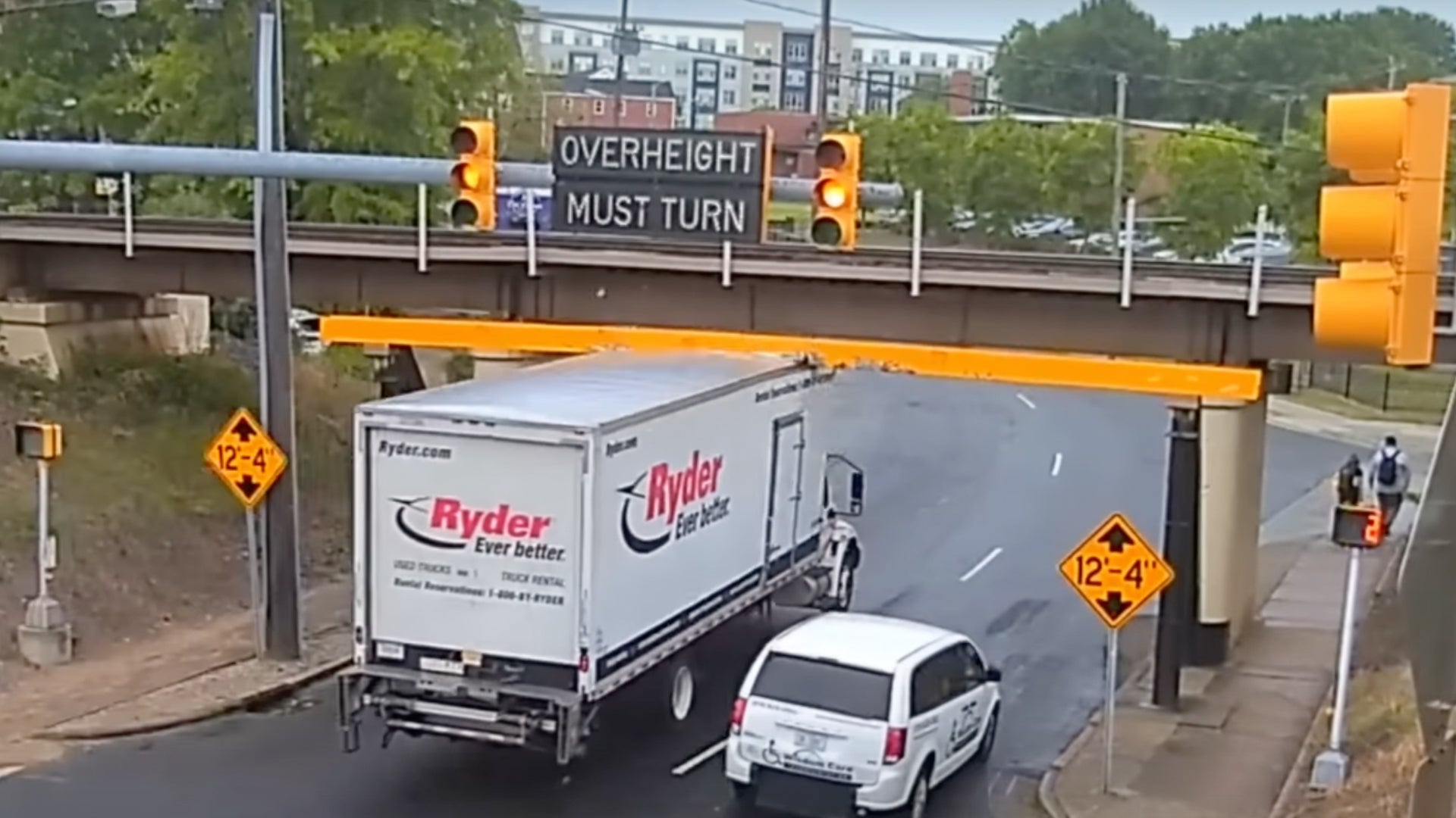 Box Truck’s Lid Gets Perfectly Peeled in Oddly Satisfying 11-Foot-8 Bridge Video – The Drive