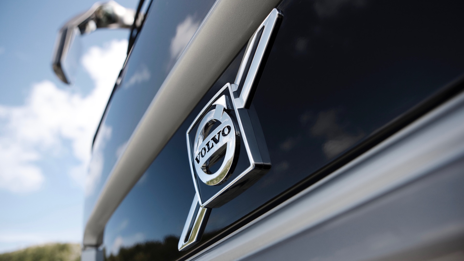 Volvo Will Test a Pair of Autonomous, Electric Bus Prototypes in Urban ...