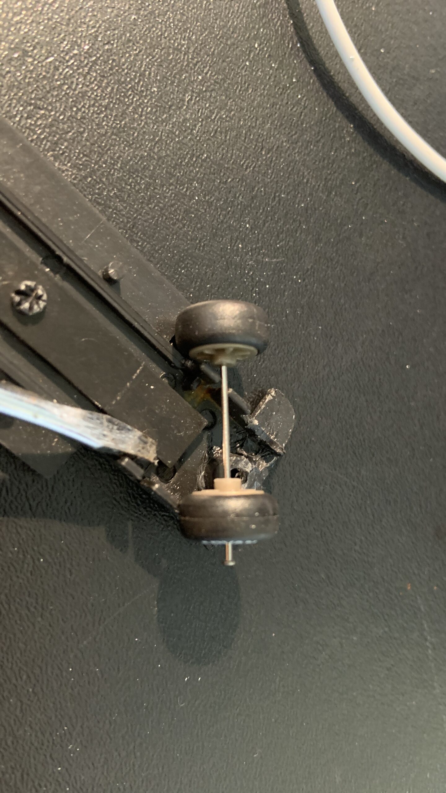 1:64-scale car new axle installation.