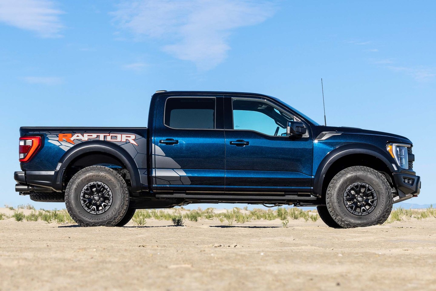 2023 Ford F-150 Raptor R Adds a 700-HP V8 From the Mustang Shelby GT500