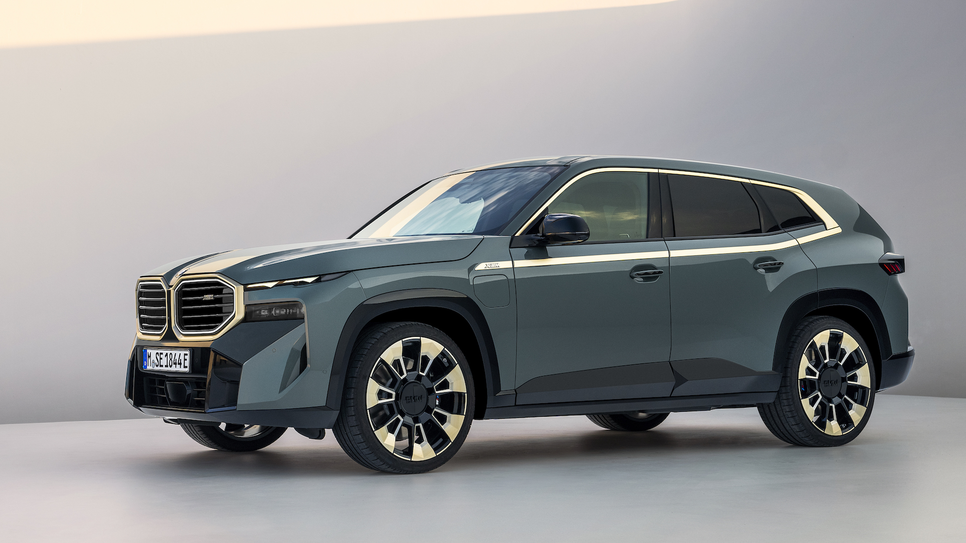 The 2023 BMW XM Is a 644-HP Plug-In V8 SUV That Ain't Winning Any