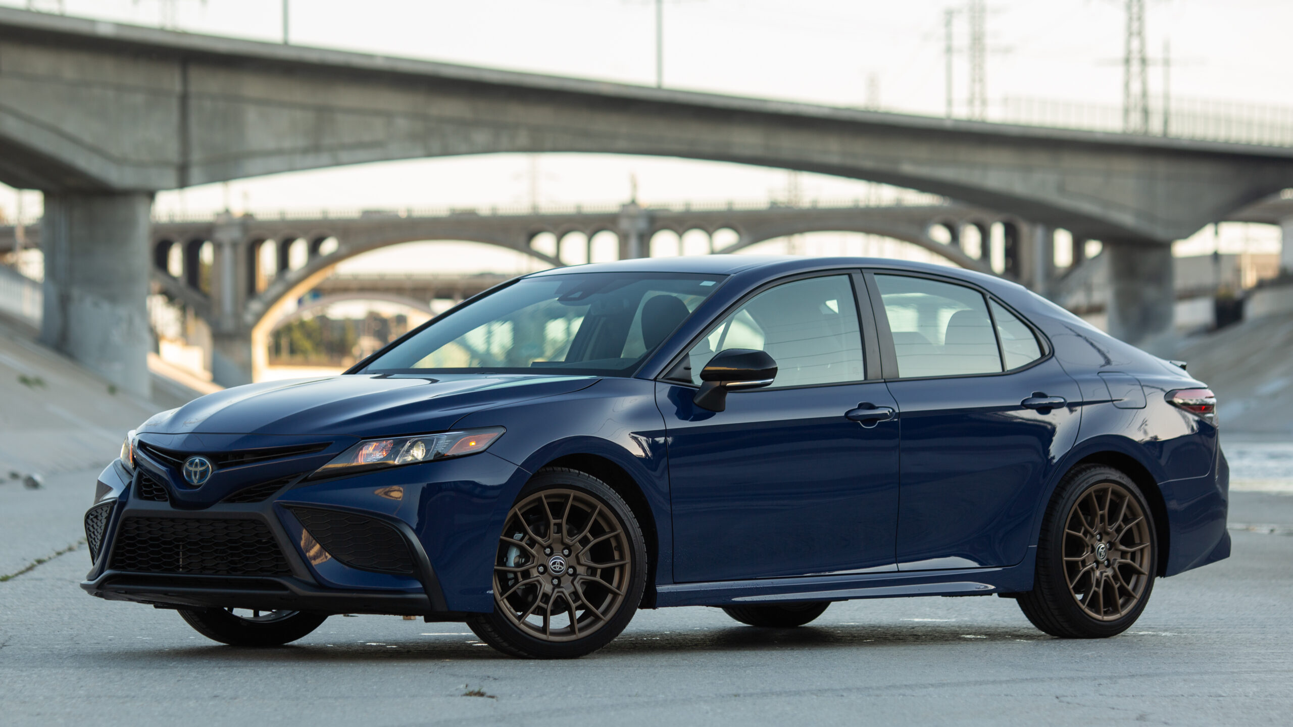 camry  camrynightshadehybrid-39-