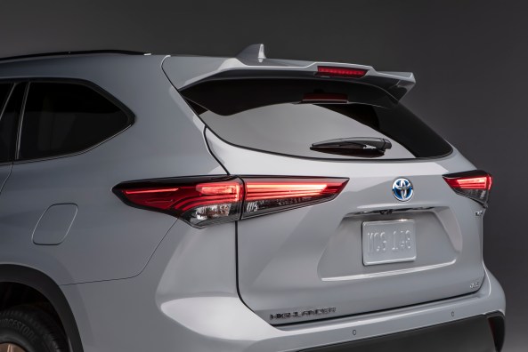 2016 Highlander Rear This Is the Upcoming 3-Row Toyota Grand Highlander’s Bigger Rear End