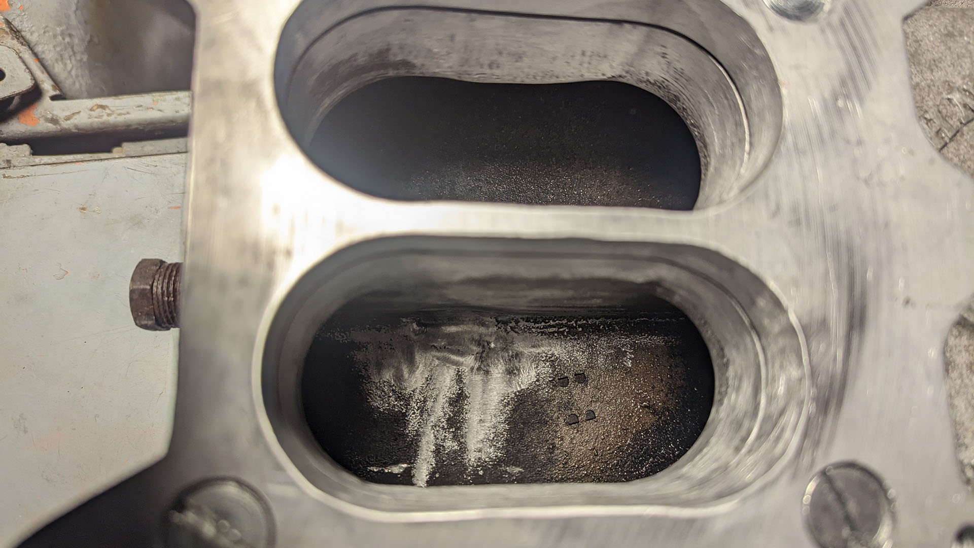 Casting imperfections on Offenhauser intake manifold