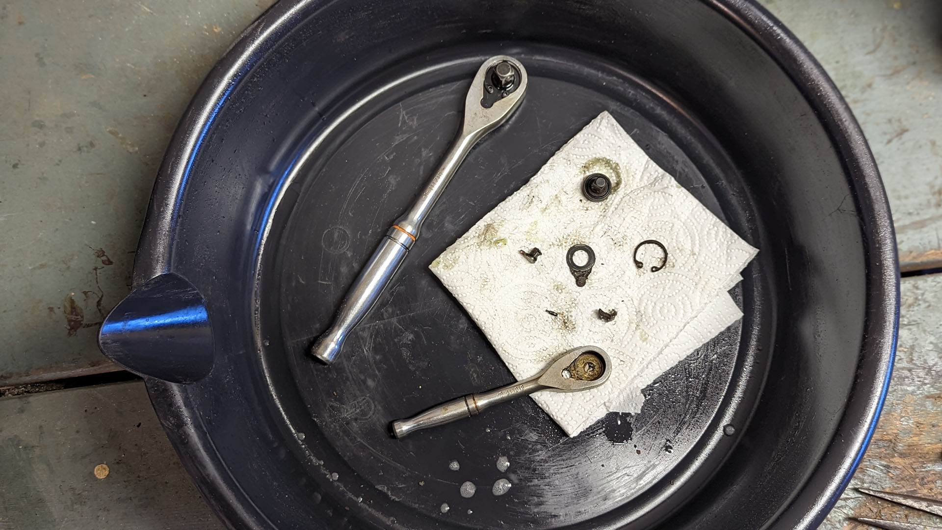 How to clean a ratchet