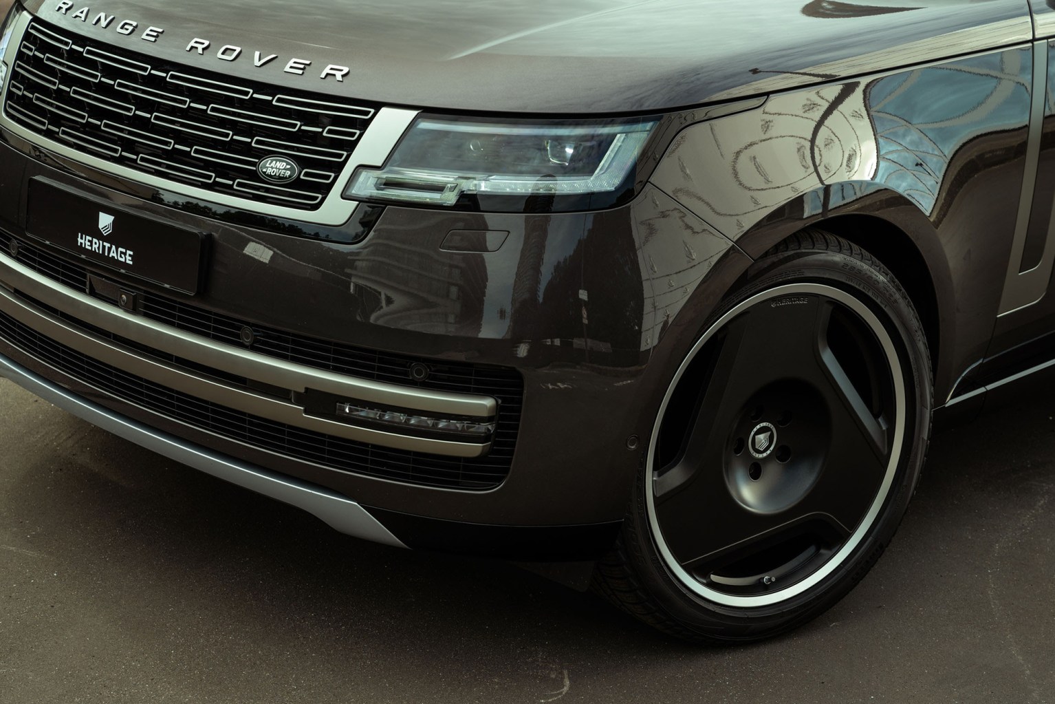 3 Wheel Rover New Range Rover on Tri-Spoke Wheels: Yay or Nay?