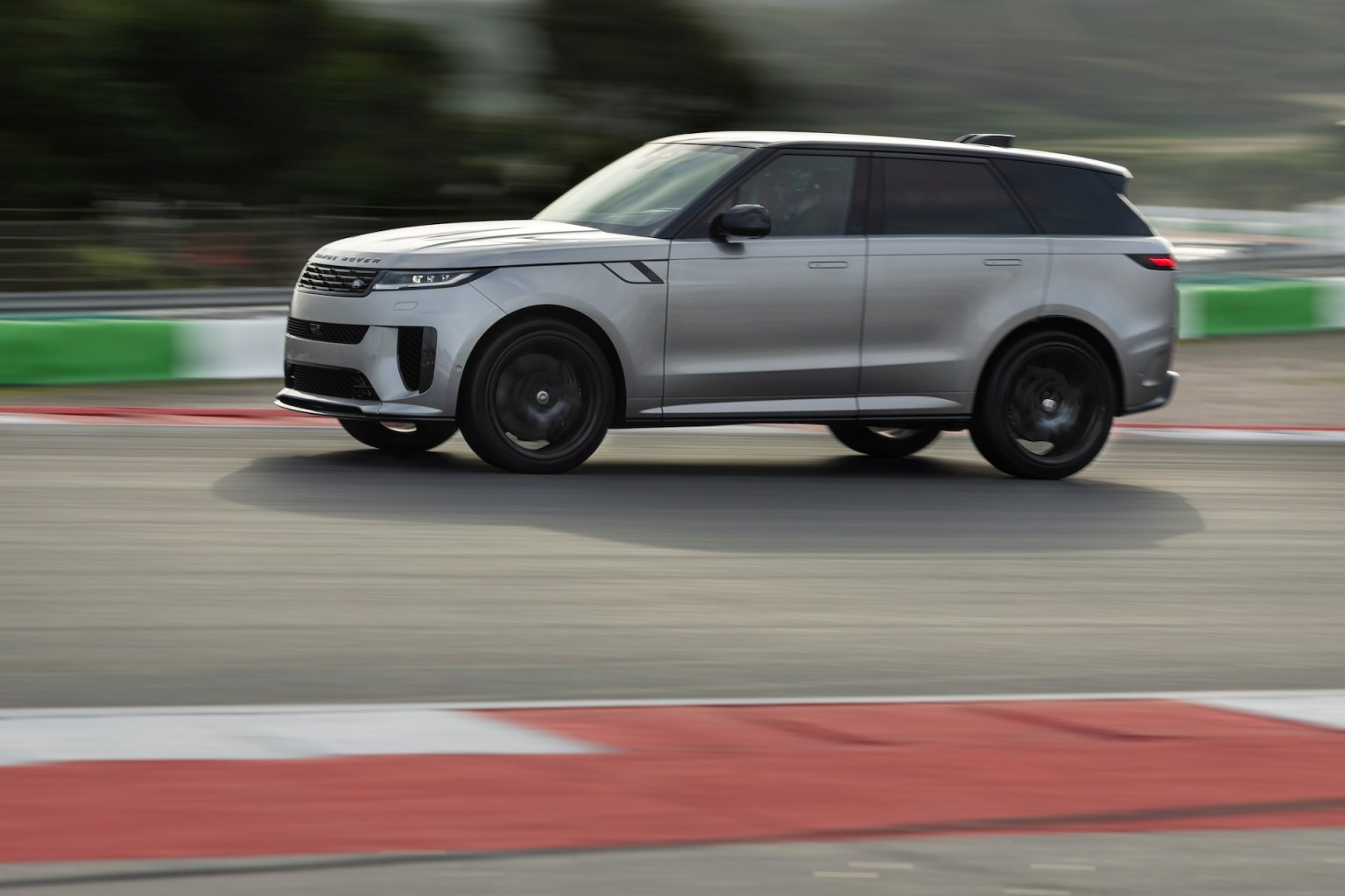 Land Rover Track Racing How the Range Rover Sport SV’s Brakes Survived 215 Laps Around an F1 Track