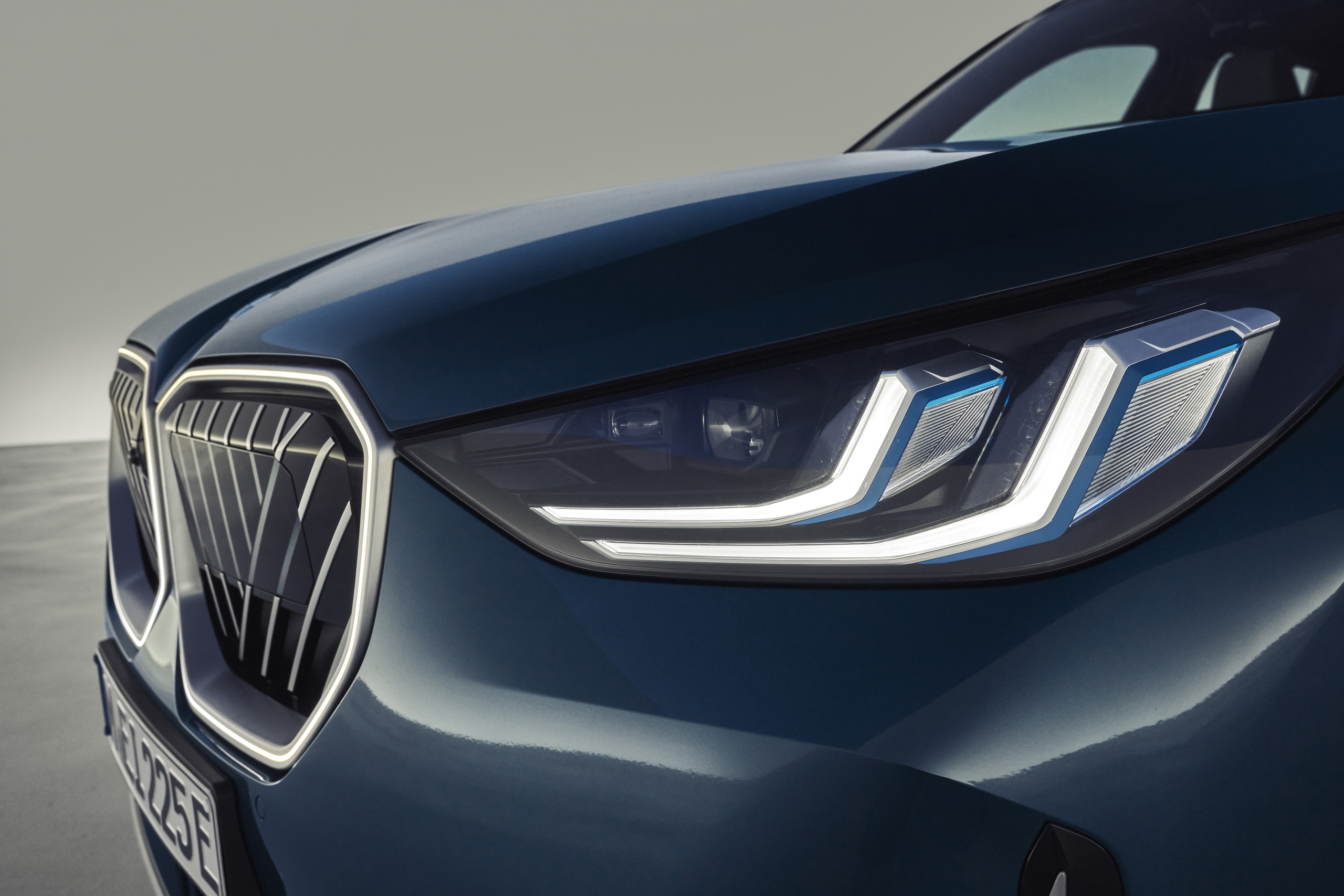 2025 BMW X3: The Kidney Grille Bars Are Diagonal Now