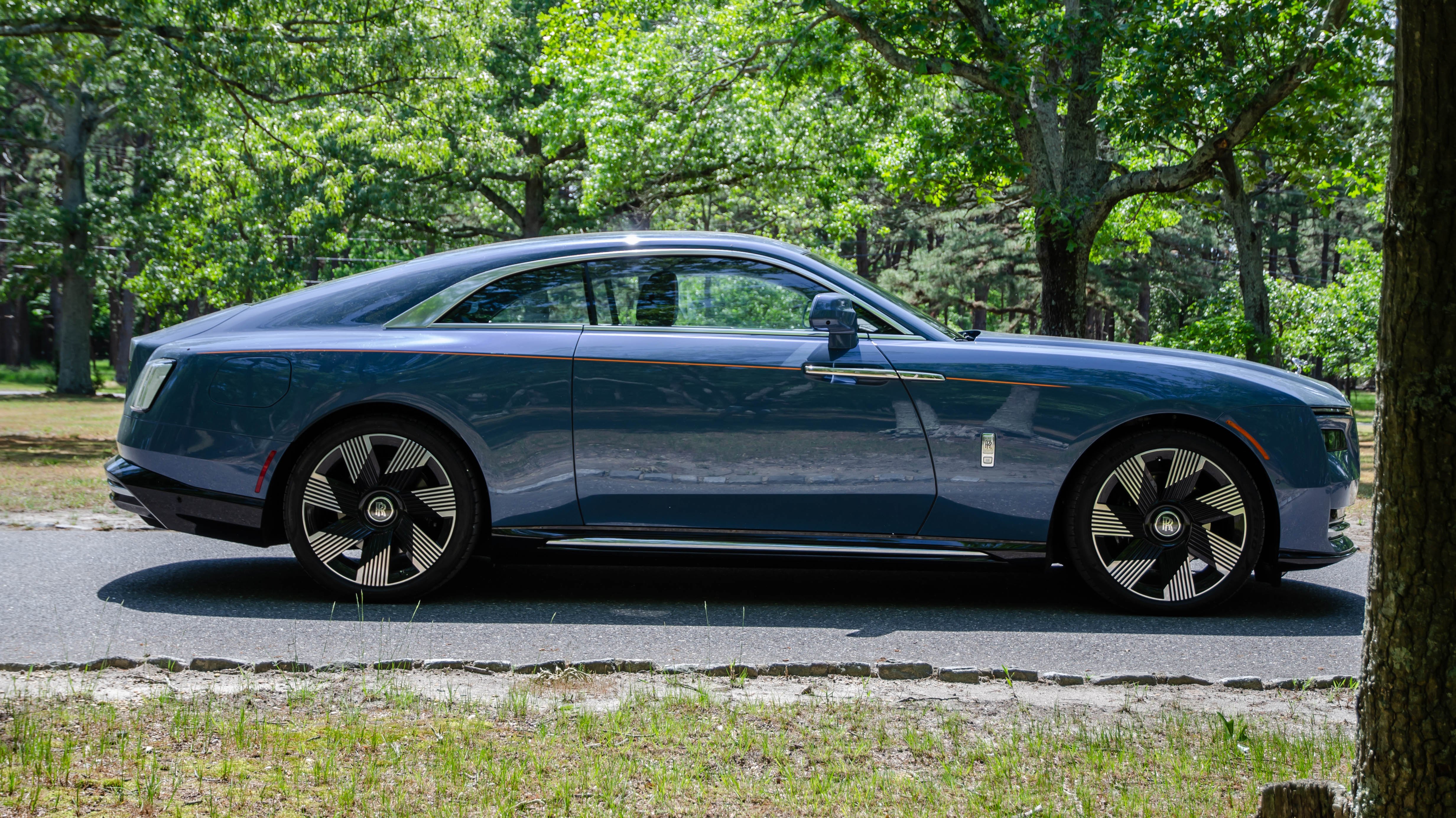 Rolls-Royce Spectre in blue