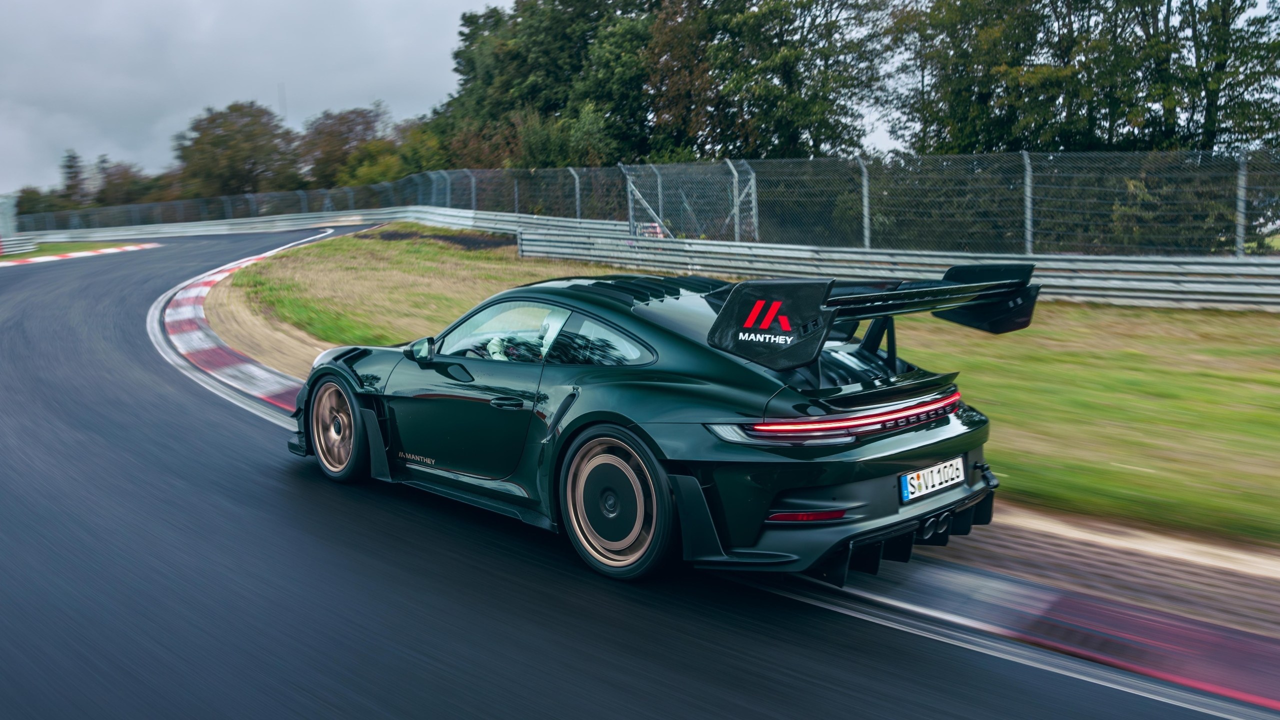 Der Manthey Porsche 911 GT3 RS hat eine Heckscheibe aus Carbon ...