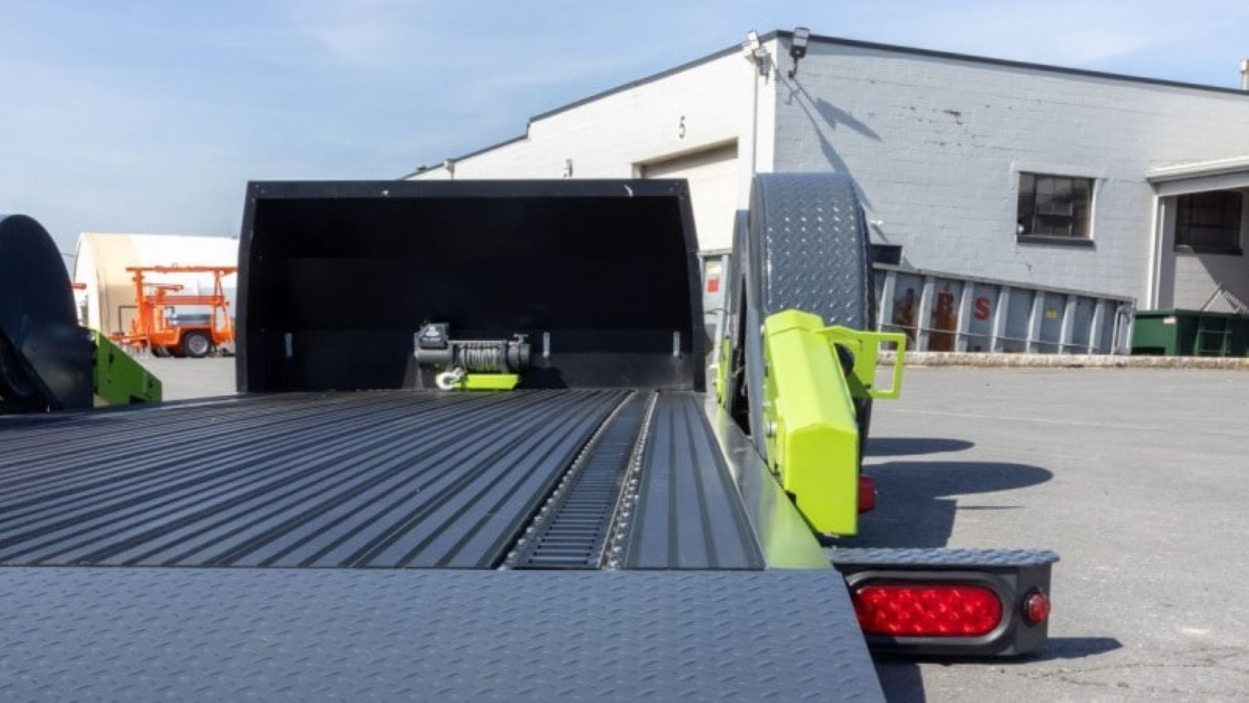 Hydraulic FlatTrak Car Hauler Is the Money-No-Object Track Day Trailer