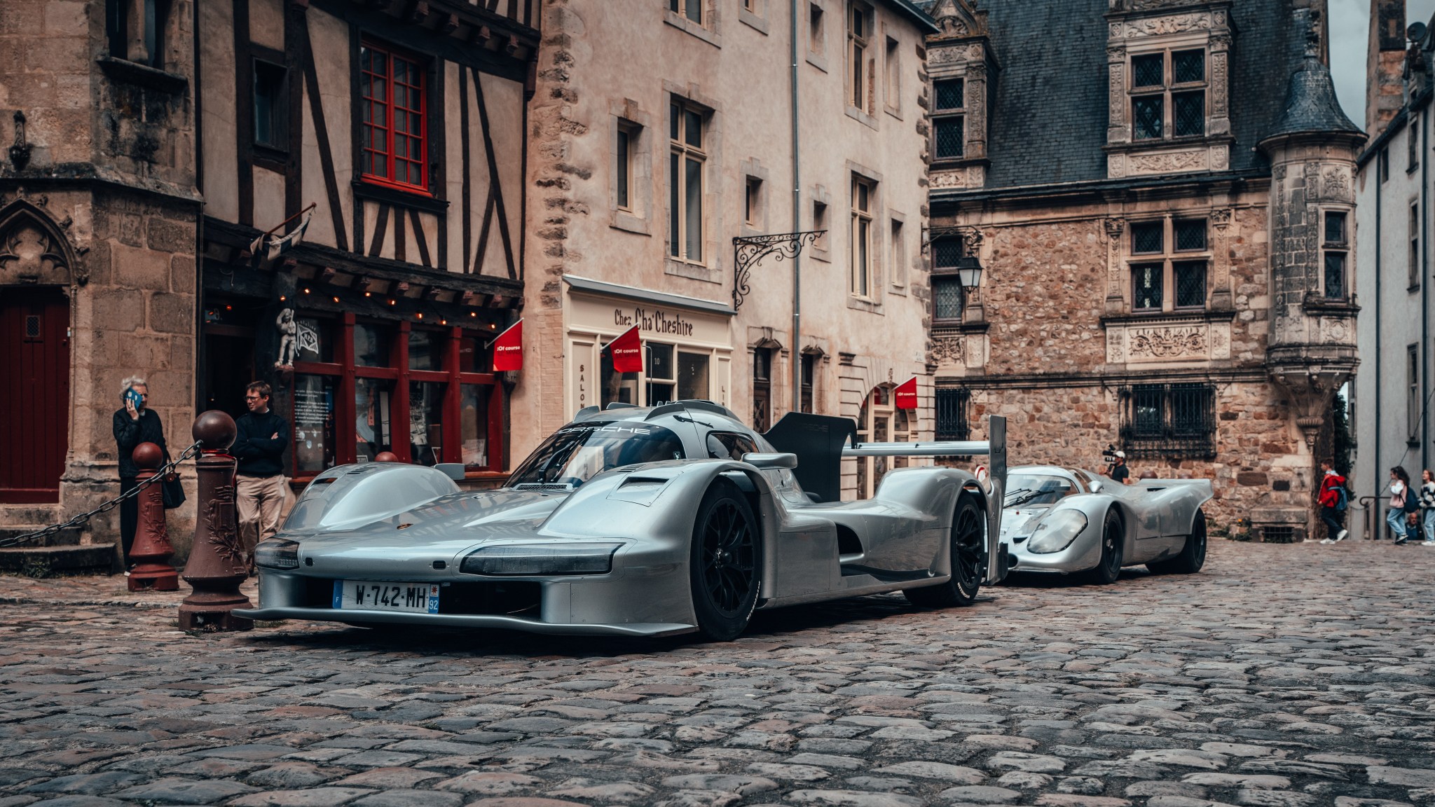 Porsche 963 RSP: как гоночный монстр Ле-Мана надел номерные знаки и кожаную куртку!