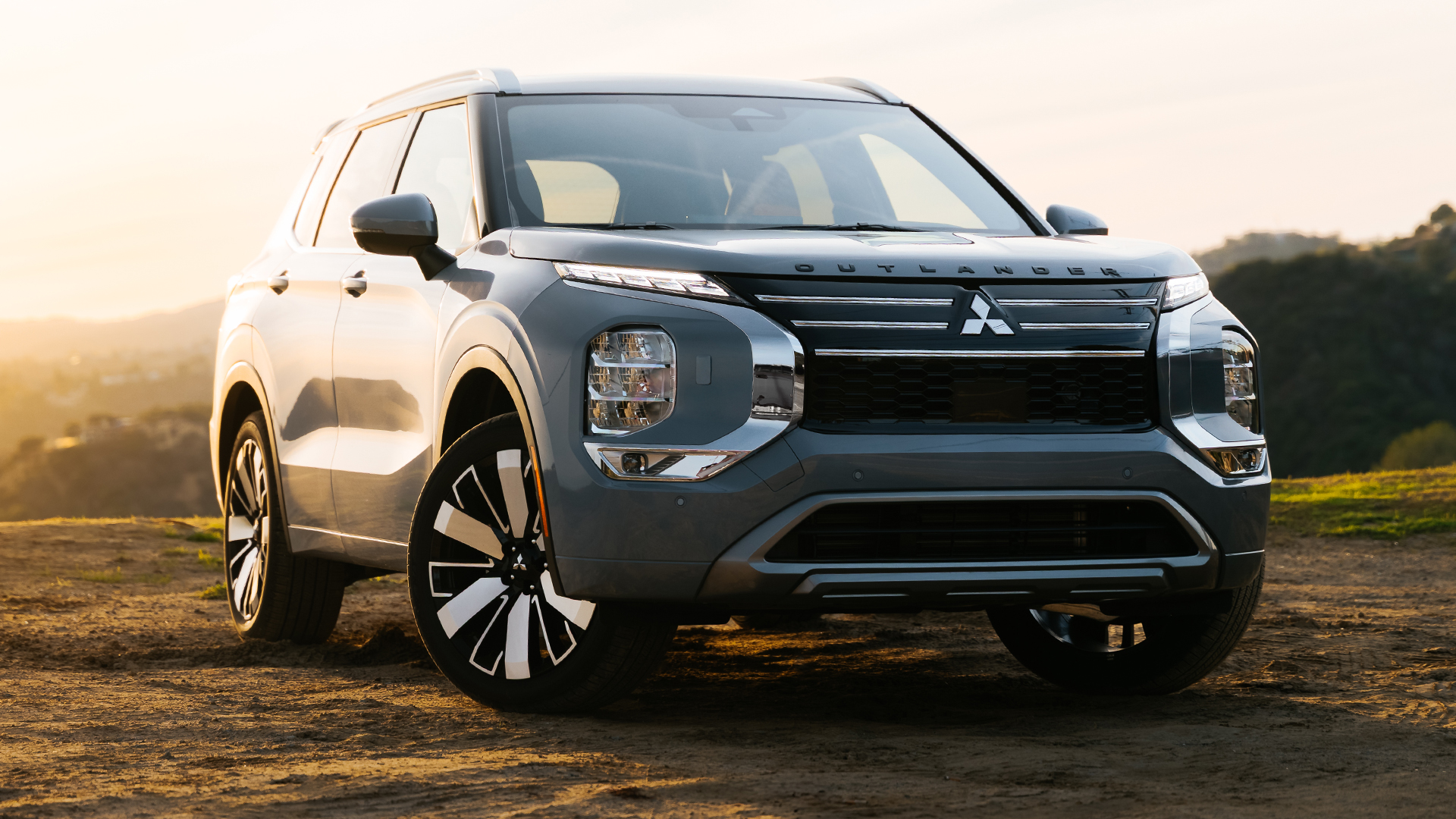 Mitsubishi Outlander front three-quarter