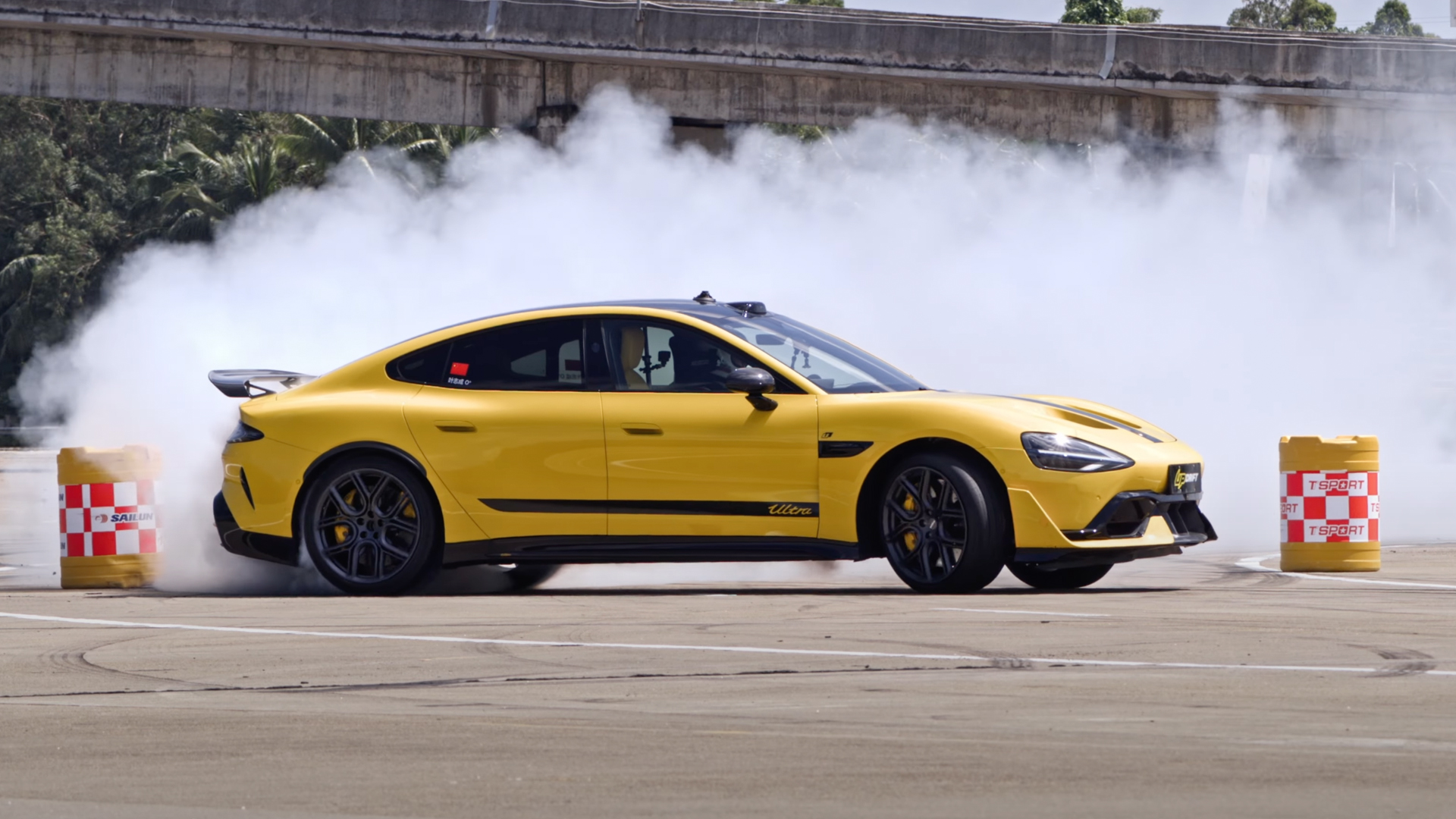 SU7 drifting between obstacles.