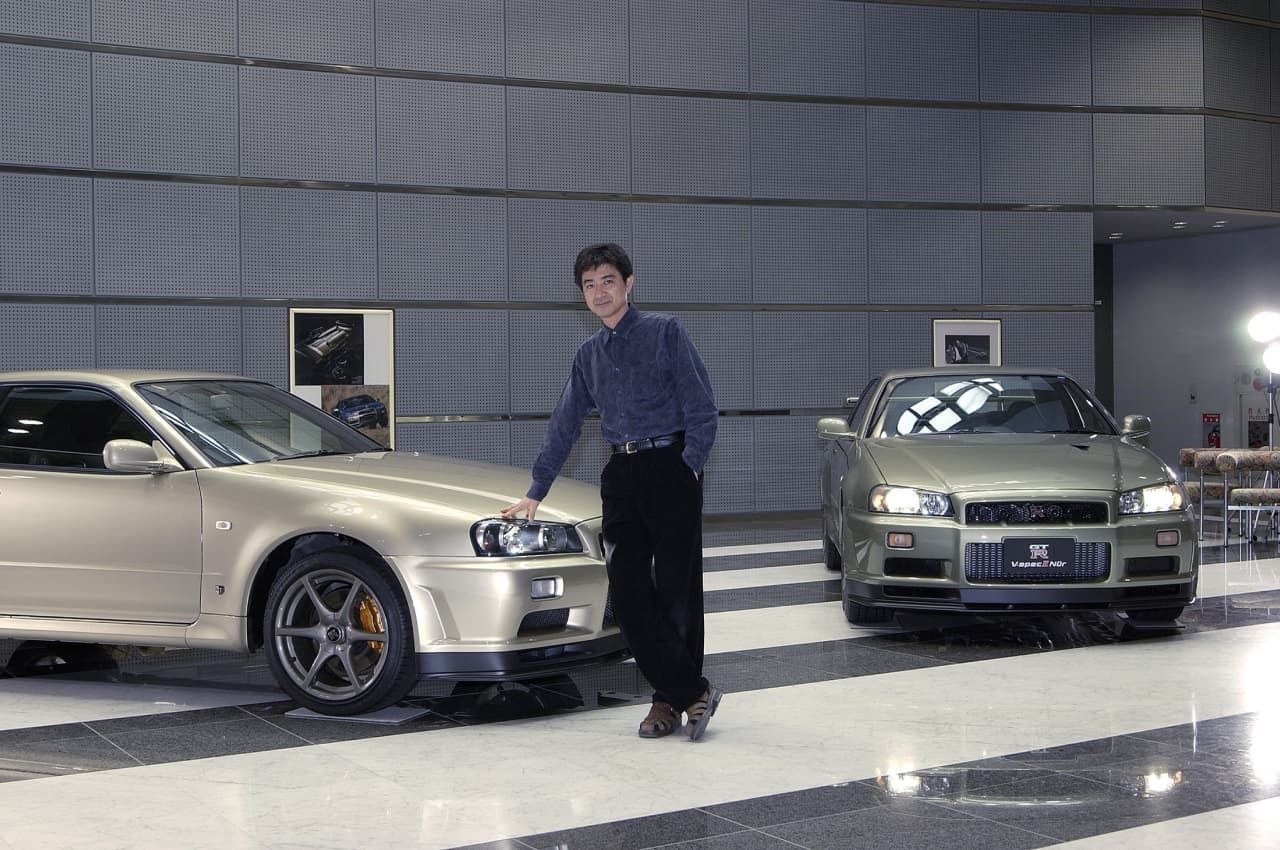 Tamura poses alongside the R34 GT-R V-Spec II Nür