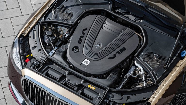 Mercedes-Maybach S 680 4MATIC (Kraftstoffverbrauch kombiniert: 14,1-13,3 l/100 km, CO2-Emissionen kombiniert: 322-305 g/km); Exterieur: designo rubelitrot/kalaharigold; Interieur: Leder Nappa macchiatobeige/bronzebraun pearl; Zierteile: designo Holz Walnuss braun offenporig aluminium lines // Mercedes-Maybach S 680 4MATIC (combined fuel consumption: 14.1-13.3 l/100 km, combined CO2 emissions: 322-305 g/km); exterior: designo rubelit red/kalahari gold; interior: Leather Nappa macchiato beige / bronze brown pearl; trim parts: designo brown open-pore walnut wood with aluminium lines