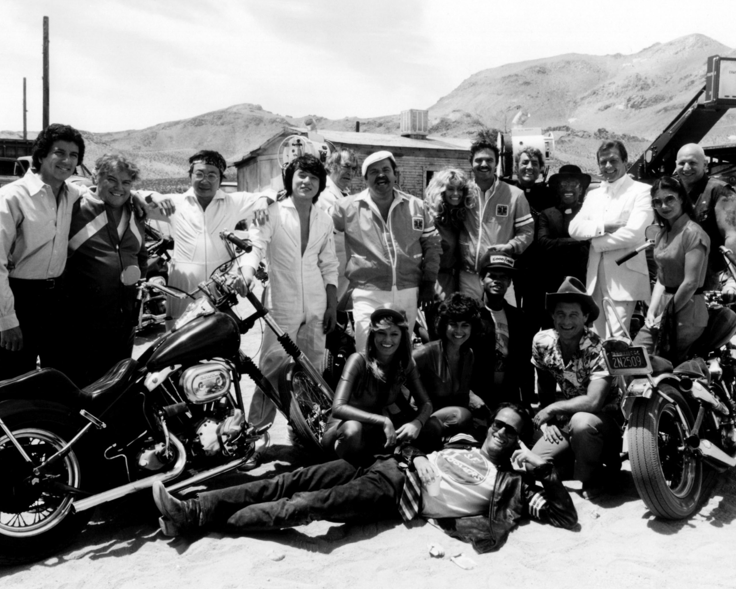 Actors Burt Reynolds as J J McClure, Jackie Chan as Subaru Driver #1, Farrah Fawcett as Pamela, and Dean Martin as Jamie Blake and others during filming of movie 'The Cannonball Run', 1981. (Photo by Silver Screen Collection/Getty Images)