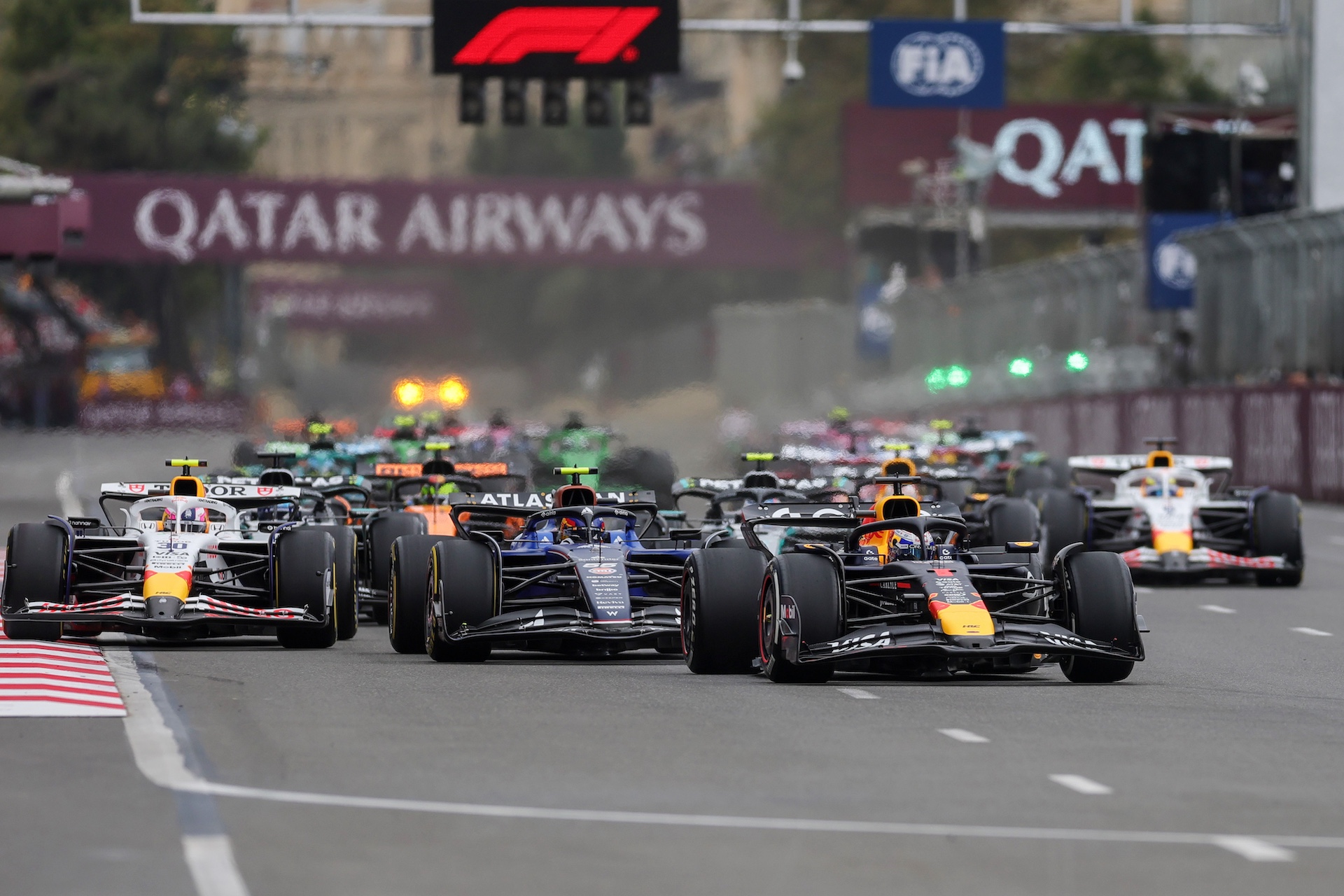 BAKU, AZERBAIJAN - SEPTEMBER 21: Max Verstappen of the Netherlands driving the (1) Oracle Red Bull Racing RB21 leads Carlos Sainz of Spain driving the (55) Williams FW47 Mercedes and the rest of the field at the start during the F1 Grand Prix of Azerbaijan at Baku City Circuit on September 21, 2025 in Baku, Azerbaijan. (Photo by Bryn Lennon - Formula 1/Formula 1 via Getty Images)