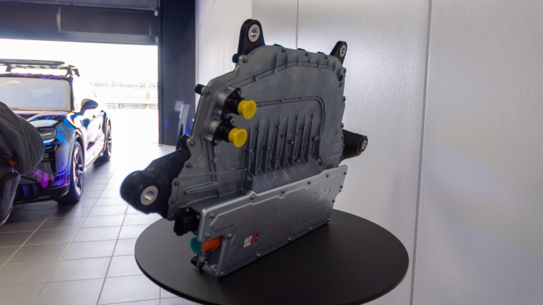 2026 Porsche Cayenne Electric wireless charging plate hero