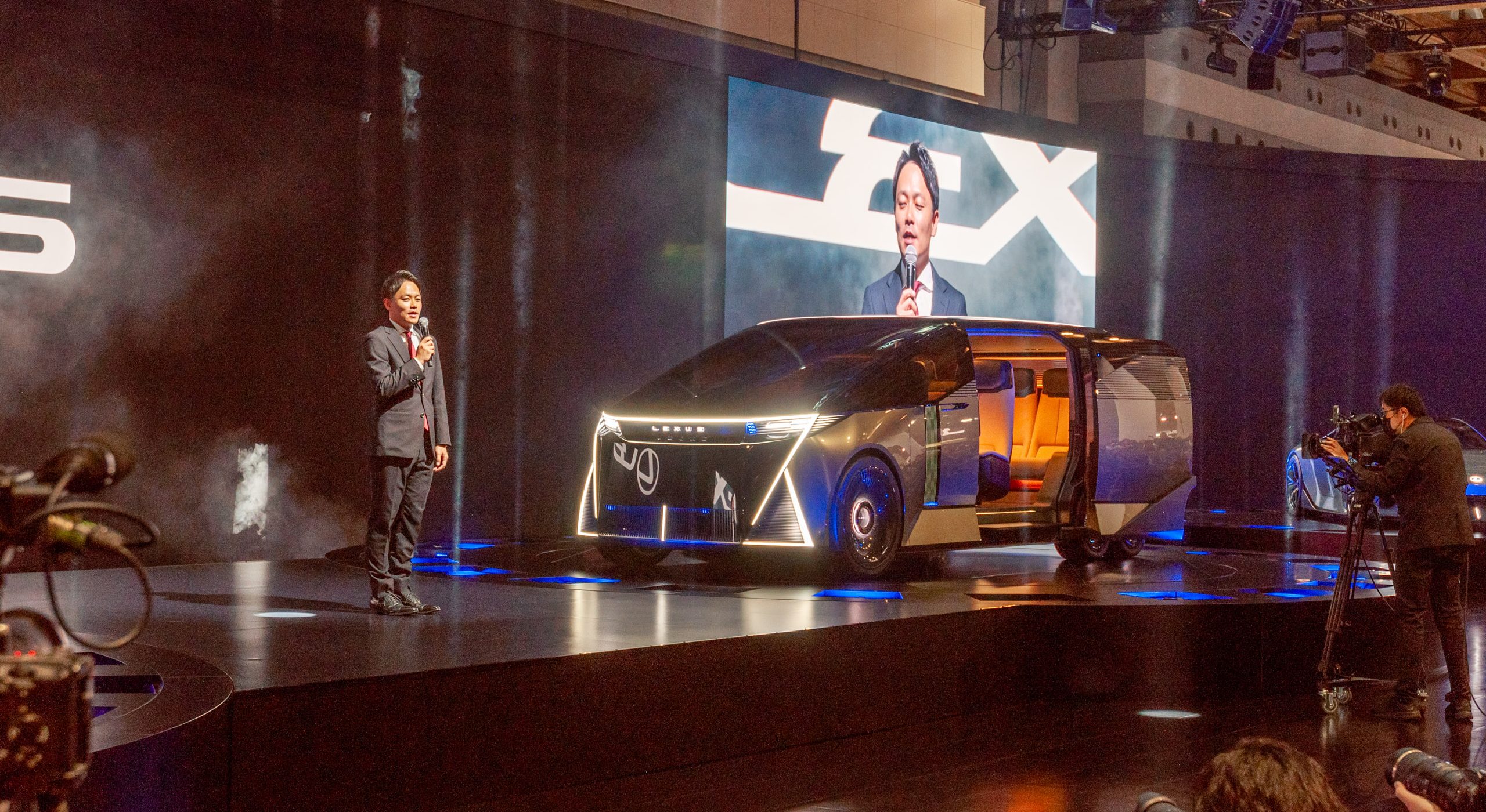 エル リシツキー: BEYOND THE ABSTRACT CABINE The Lexus LS Is Back as a Six-Wheeled Van That Makes No Sense