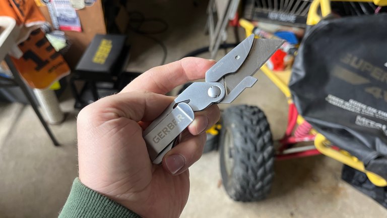 Gerber EAB utility knife at use in a garage.