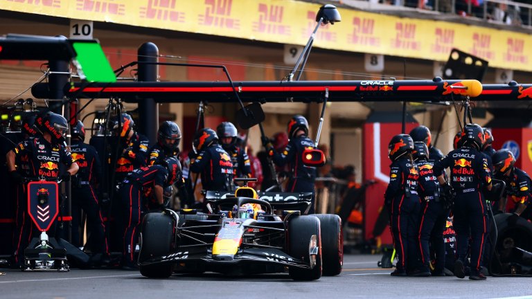 MEXICO CITY, MEXICO - OCTOBER 26: Max Verstappen of the Netherlands driving the (1) Oracle Red Bull Racing RB21 makes a pitstop during the F1 Grand Prix of Mexico at Autodromo Hermanos Rodriguez on October 26, 2025 in Mexico City, Mexico. (Photo by Bryn Lennon - Formula 1/Formula 1 via Getty Images)