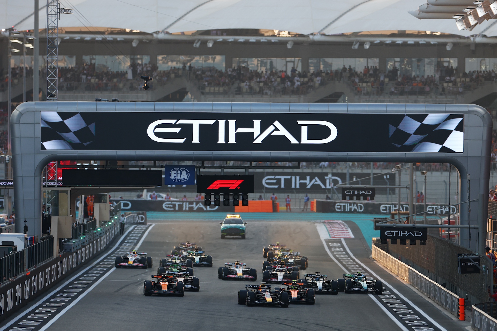 ABU DHABI, UNITED ARAB EMIRATES - DECEMBER 07: Max Verstappen of the Netherlands driving the (1) Oracle Red Bull Racing RB21 leads Lando Norris of Great Britain driving the (4) McLaren MCL39 Mercedes Oscar Piastri of Australia driving the (81) McLaren MCL39 Mercedes and the rest of the field at the start during the F1 Grand Prix of Abu Dhabi at Yas Marina Circuit on December 07, 2025 in Abu Dhabi, United Arab Emirates. (Photo by Mark Thompson/Getty Images)
