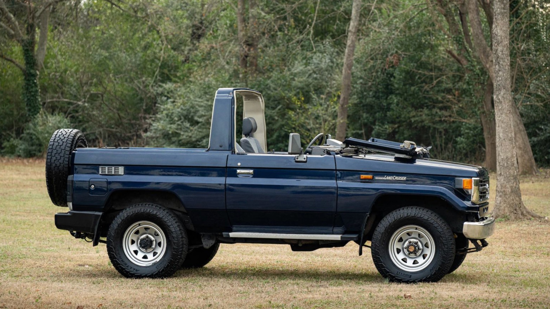Toyota Land Cruiser 70 Series cabrio profile view.