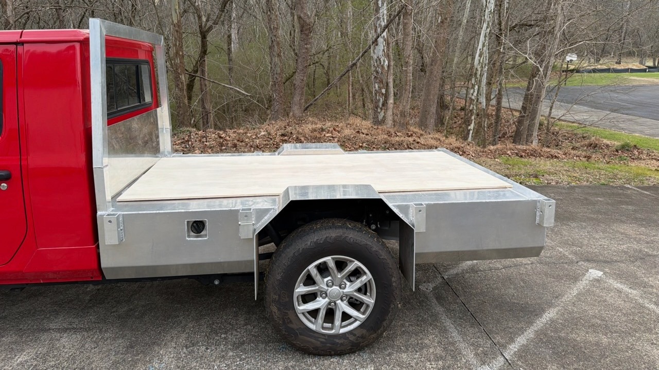 Closeup of tray bed installed on Jeep Gladiator.