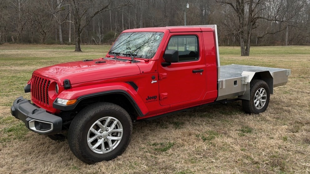 Front quarter view of Jeep Gladiator with tray bed.