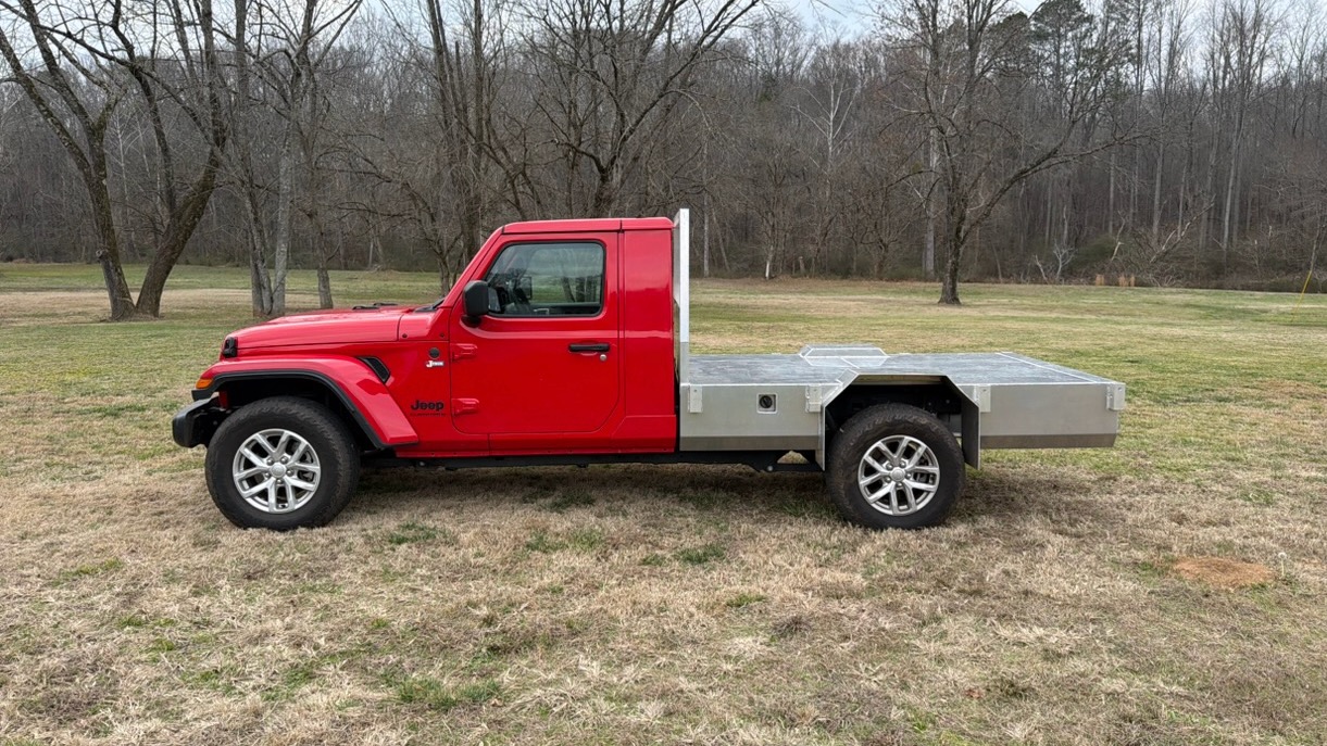 Profile view of Jeep Gladiator with tray bed.