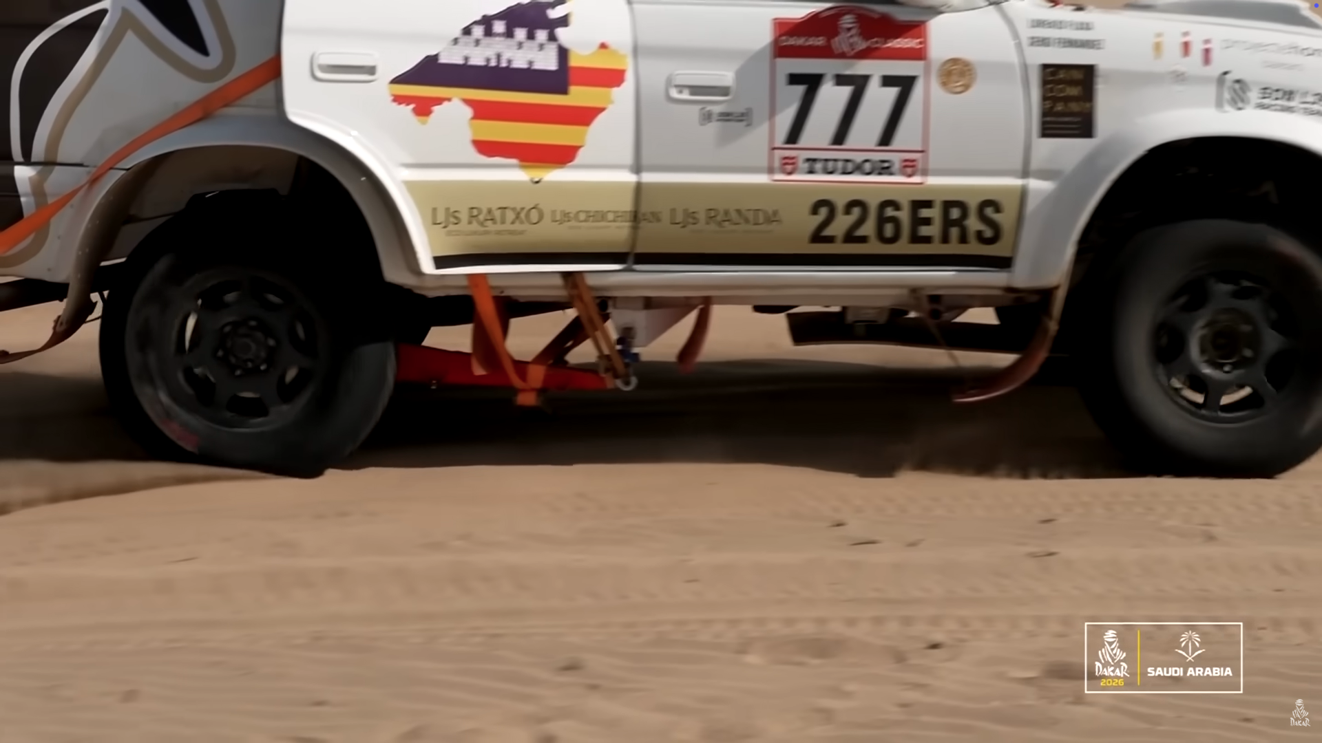 No. 777 Land Cruiser at Dakar, roadside repair.