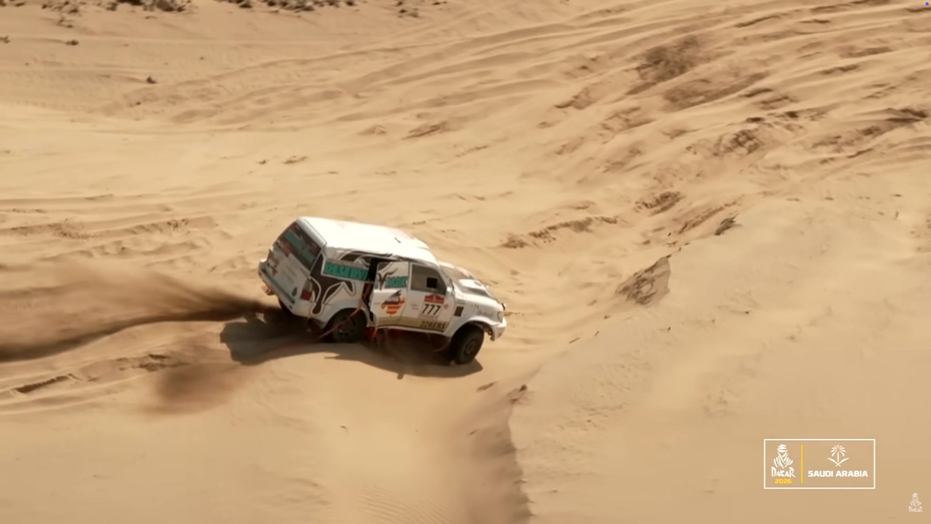 No. 777 Land Cruiser at Dakar, roadside repair.