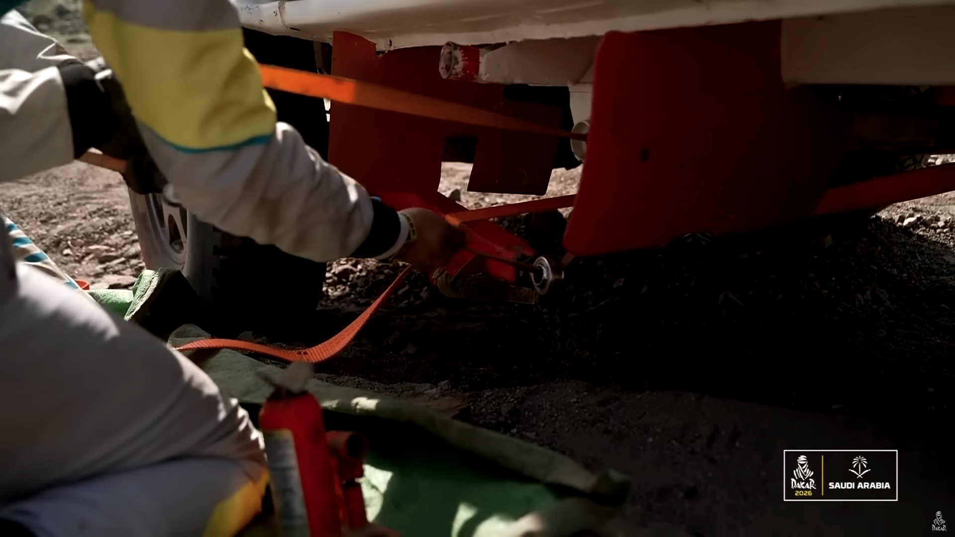 No. 777 Land Cruiser at Dakar, roadside repair.