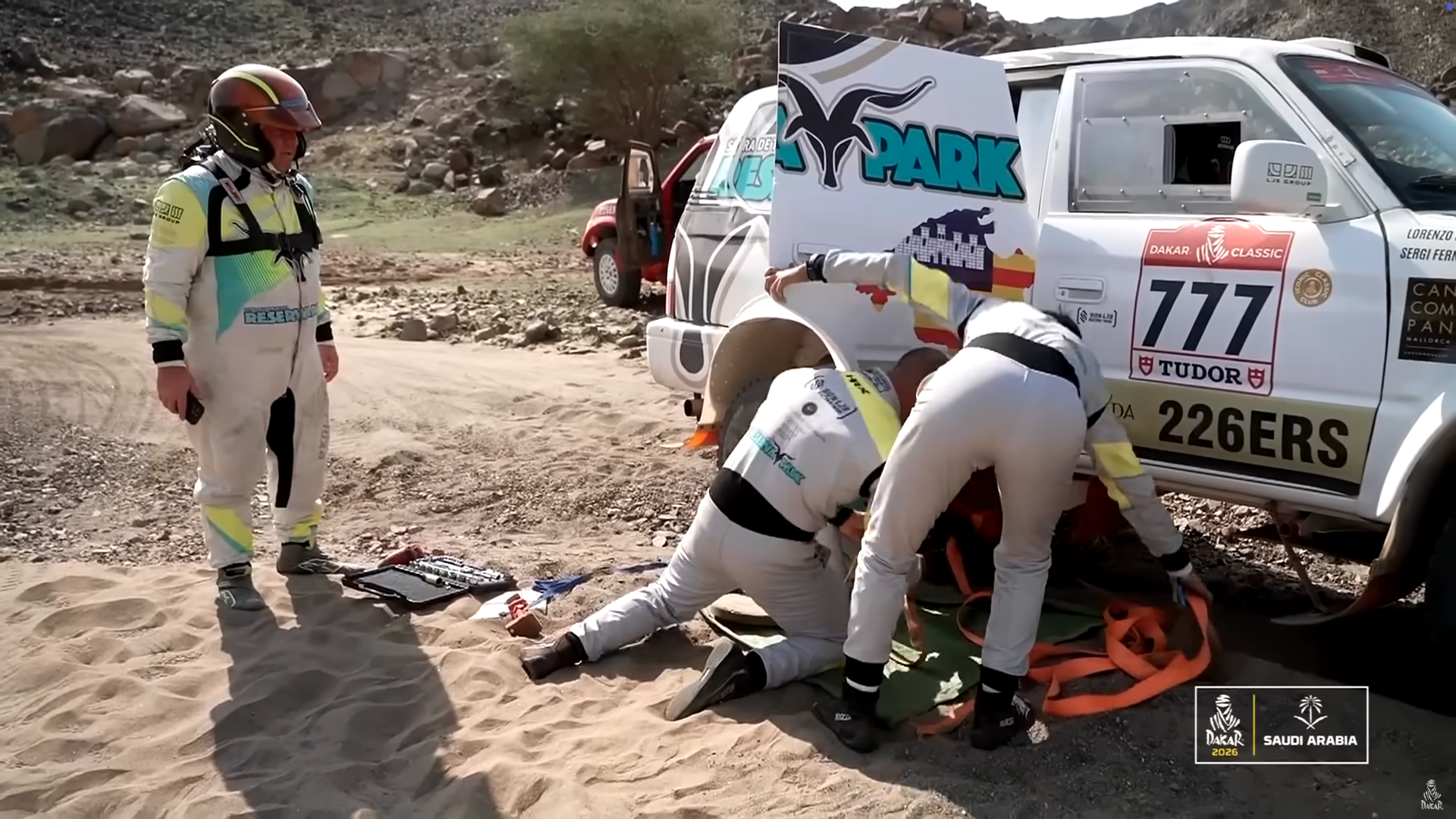 No. 777 Land Cruiser at Dakar, roadside repair.